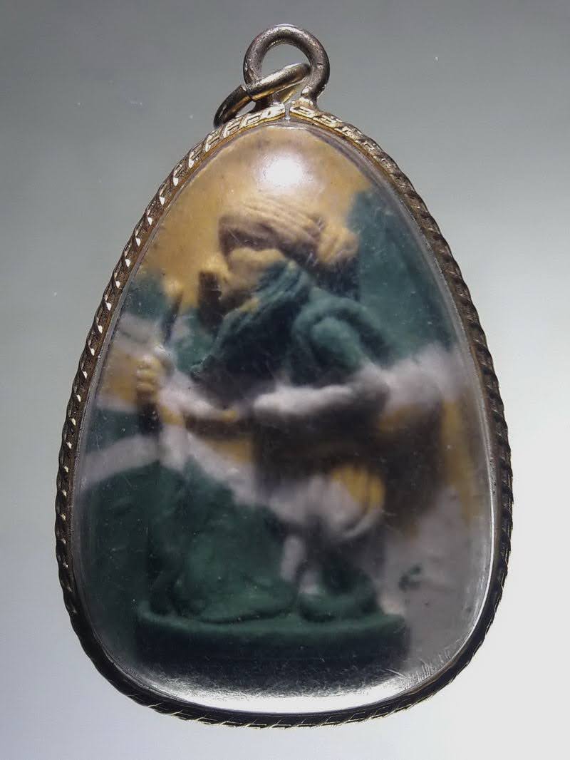 Antig FB 12838 ชูชก เนื้อผงสายรุ้ง พระอาจารย์แดง วัดป้อมรามัญ เลี่ยมทองไมครอนแบบผ่าหวาย