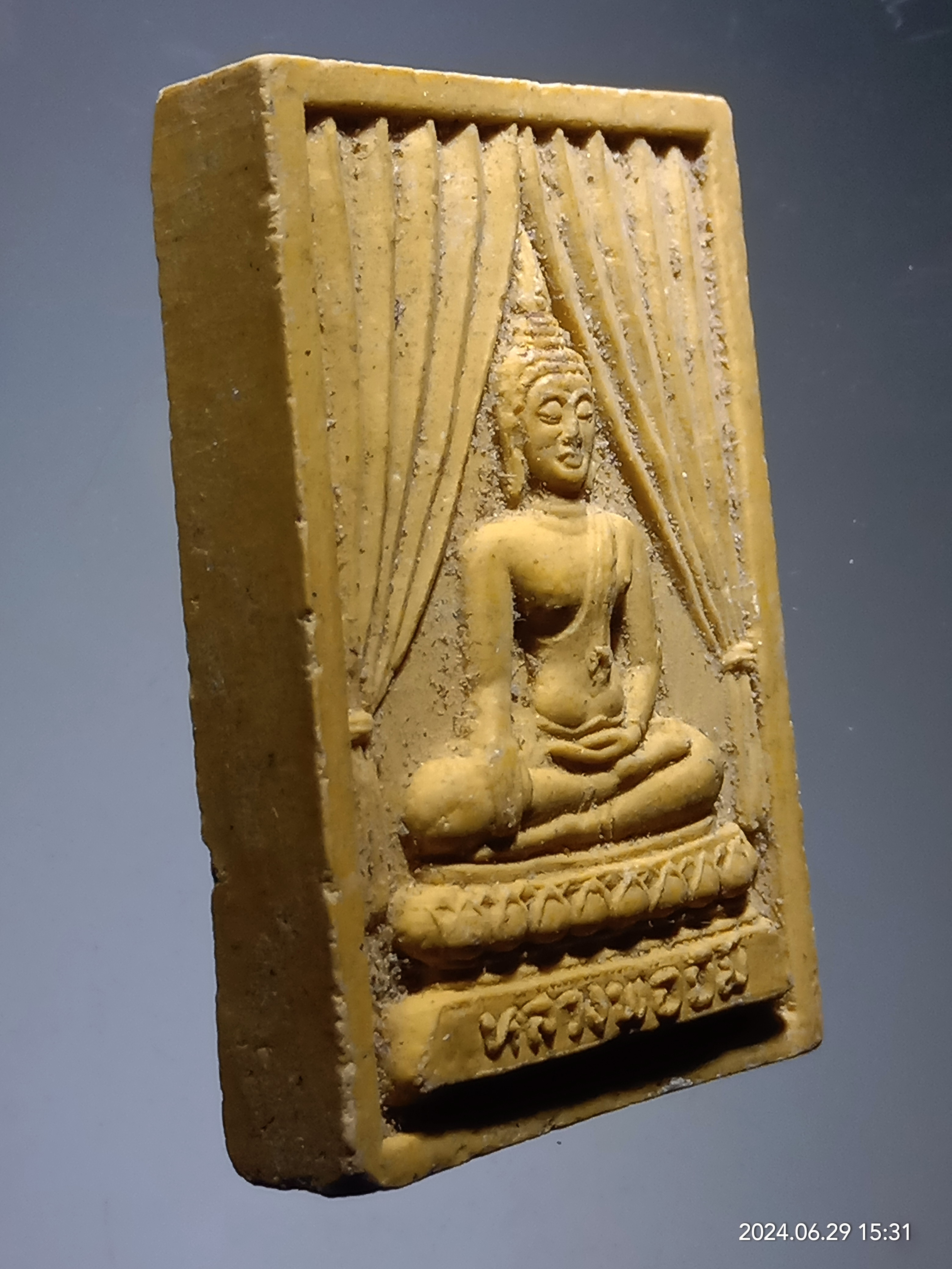 รหัสสินค้า พระเนื้อดิน เนื้อผง เนื้อว่าน 404 พระผงพิมพ์แหวกม่าน หลวงพ่อยิ้ม วัดธัญญะผล จังหวัดปทุมธานี ที่ระลึกในงานผูกพัทธสีมาฝังลูกนิมิต