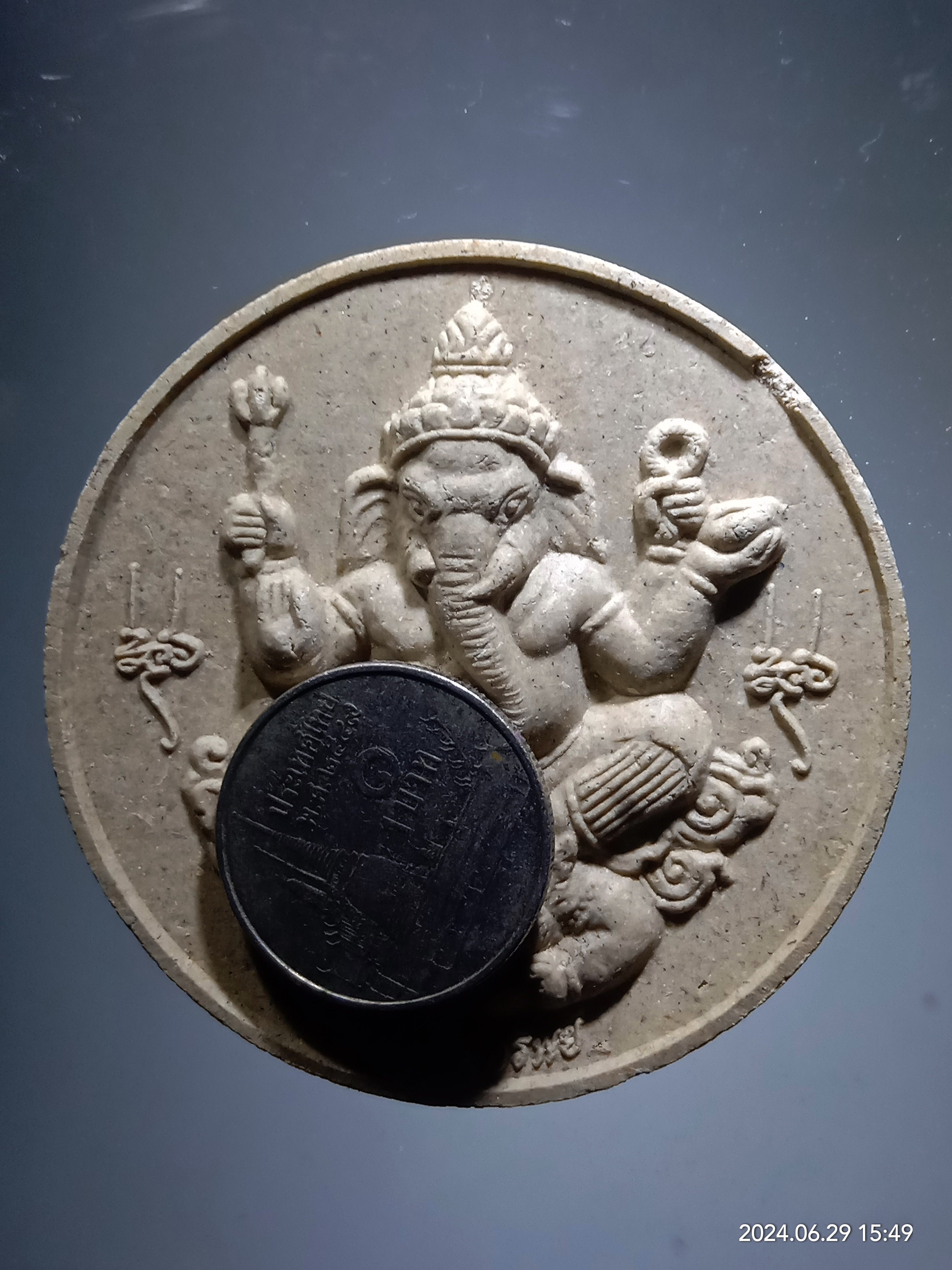 รหัสสินค้า พระเนื้อดิน เนื้อผง เนื้อว่าน 481 พระพิฆเณศวร หลังพญาราหู และกบ อยู่ตรงกลางด้านหลัง ไม่ทราบรุ่น ไม่รู้ที่ มีขอบกระเทาะบริเวณ 1 นาฬิกา พิจารณาก่อนเช่าบูชาด้วยนะครับ