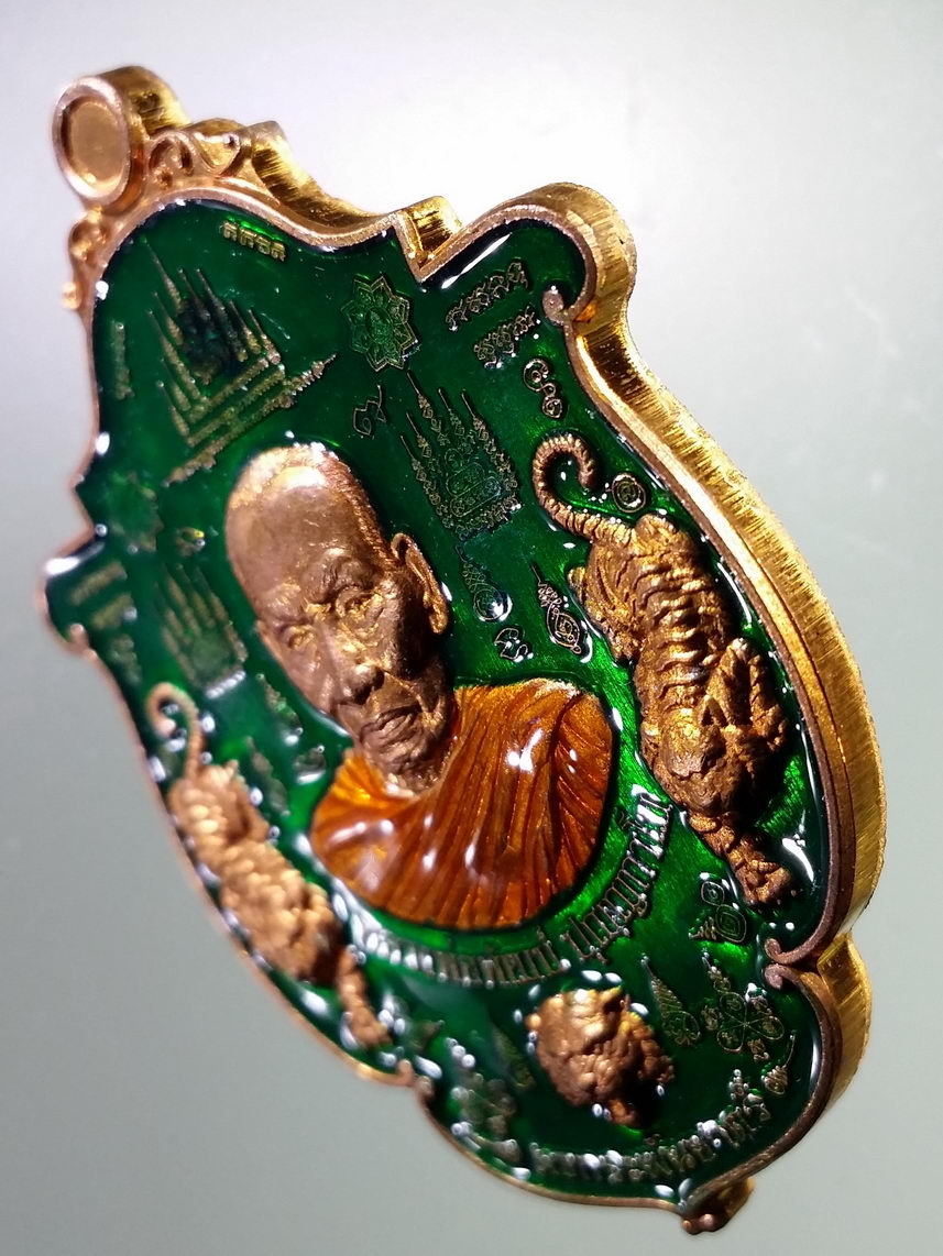 รหัสสินค้า พระมีกล่อง 006 เหรียญทองแดงลงยาเขียว รุ่นคมพยัคฆ์ หลวงพ่อพัฒน์ วัดห้วยด้วน อำเภอหนองบัว จังหวัดนครสวรรค์ ตอกโค๊ต หมายเลข ๑๓๑