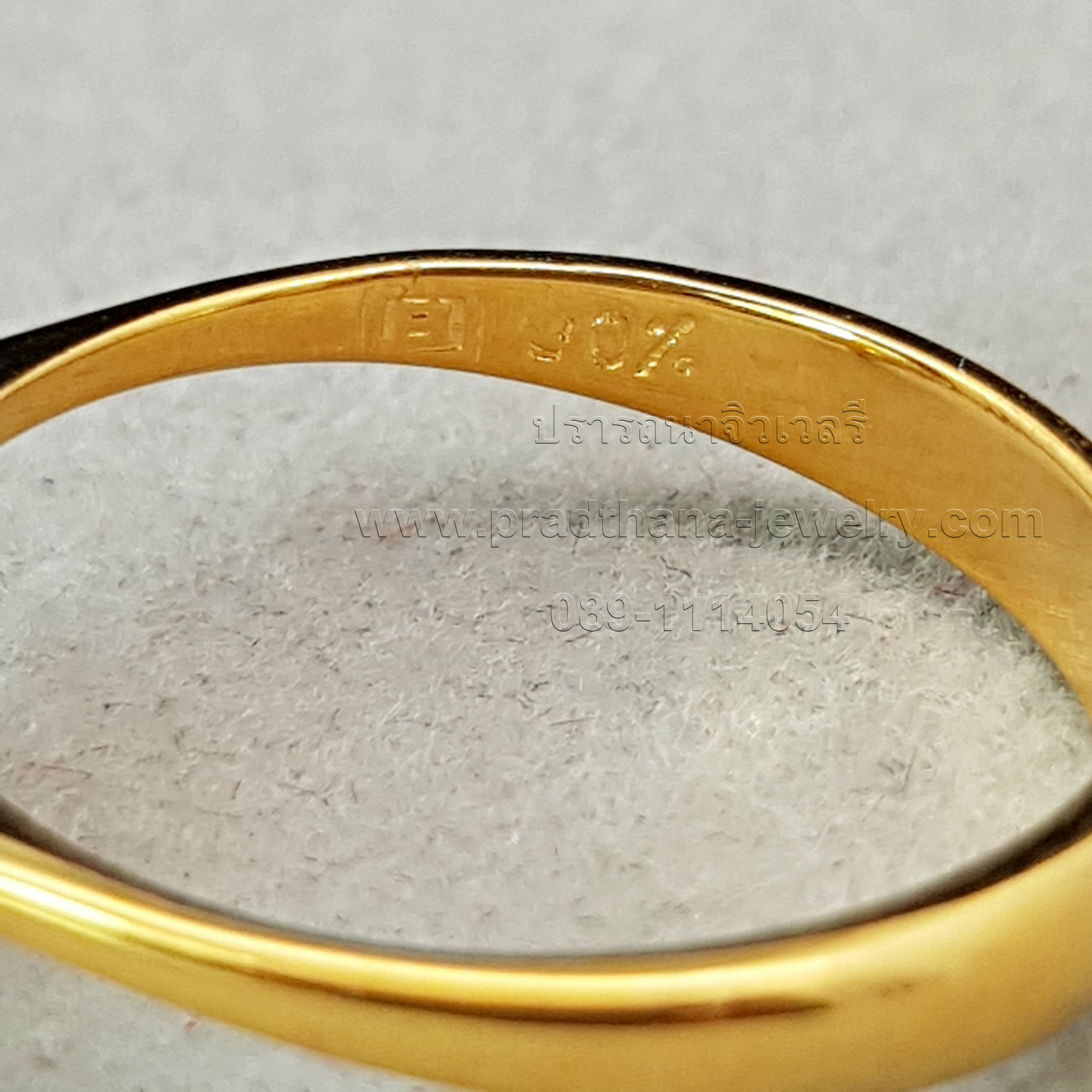 แหวนบุษราคัมล้อมเพชร **ขายแล้ว**