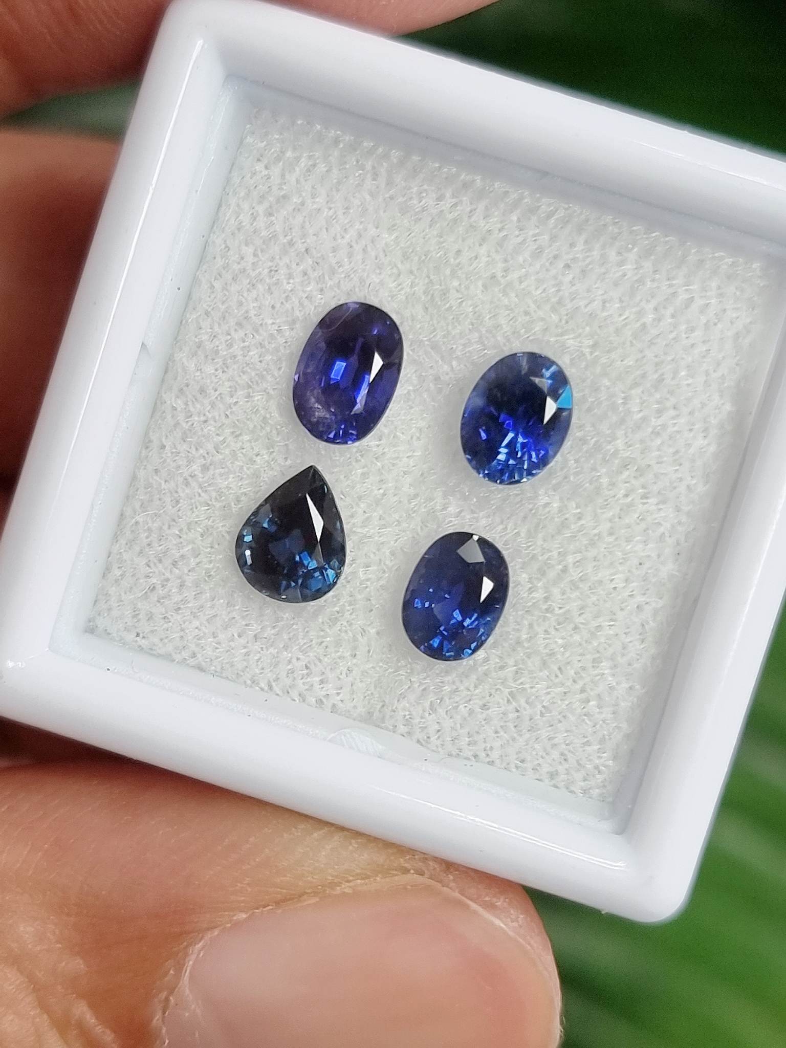 พลอยไพลินเผาเก่า นน.รวม 4 เม็ด 2.55 กะรัต 1 ชุด