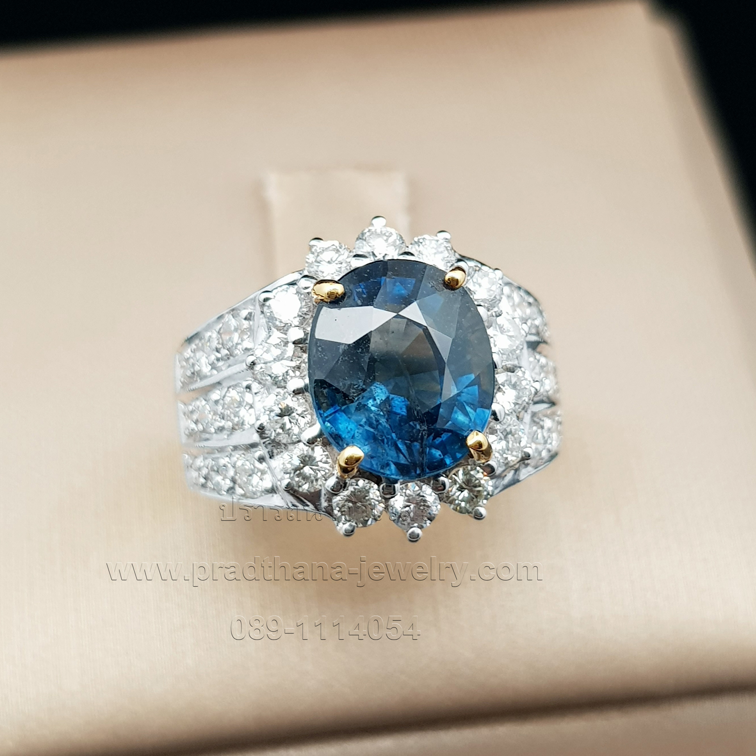 แหวนไพลินประดับเพชร