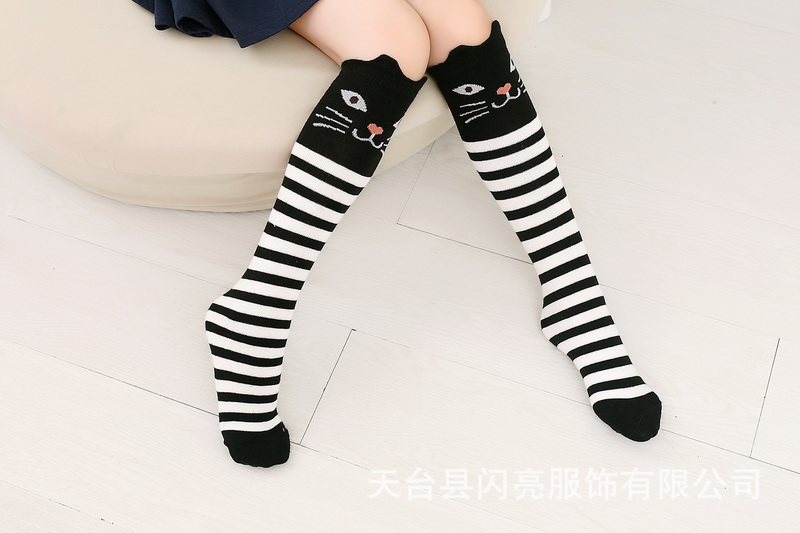 P50004 พร้อมส่งจากไทย ถุงเท้าเด็กสีดำ คาดริ้วขาว แต่งลายน่ารัก ผ้ายืดหยุ่นนุ่มนวล เด็กใส่ยาวชนใต้เข่า แบบฟรีไซส์ยาว 40ซม. ผู้ใหญ่ใส่ได้ถึงกลางขา