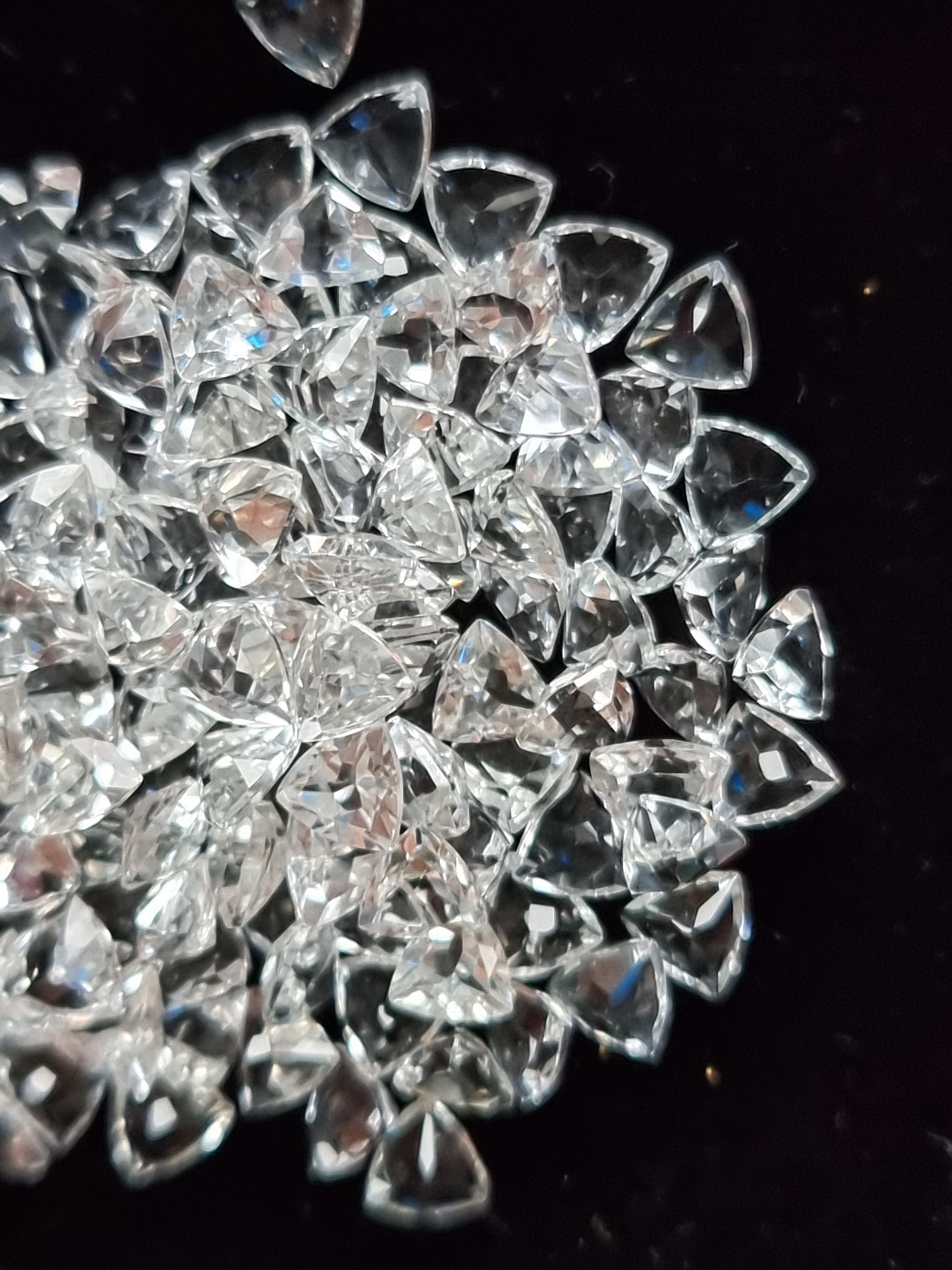 4×4mm. ไวท์โทปาสสามเหลี่ยม 5 กะรัต