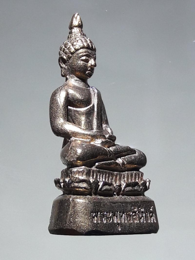 รหัสสินค้า พระมีกล่อง 208 รูปหล่อเนื้อโลหะผสม หล่อก้นถ้วย พระพุทธสิหิงค์ รุ่นแรก วัดบางแคใหญ่ อำเภออัมพวา จังหวัดสมุทรสงคราม สร้างปี 2566