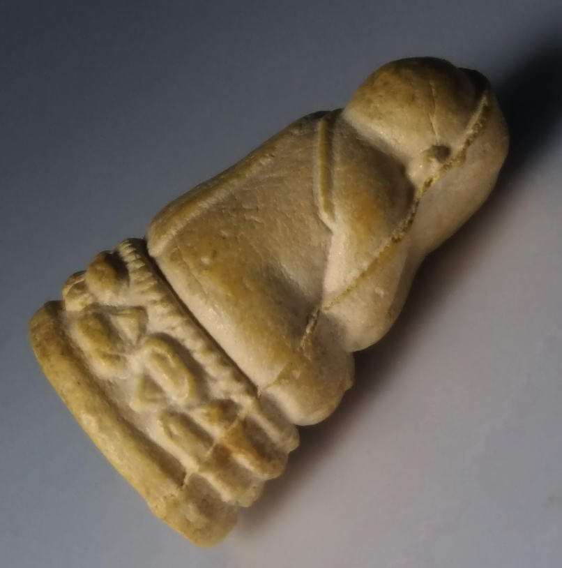 รหัสสินค้า พระปิดตา ทั่วไป 105 พระปิดตาเนื้อผงลอยองค์ นั่งฐานบัว ไม่ทราบที่