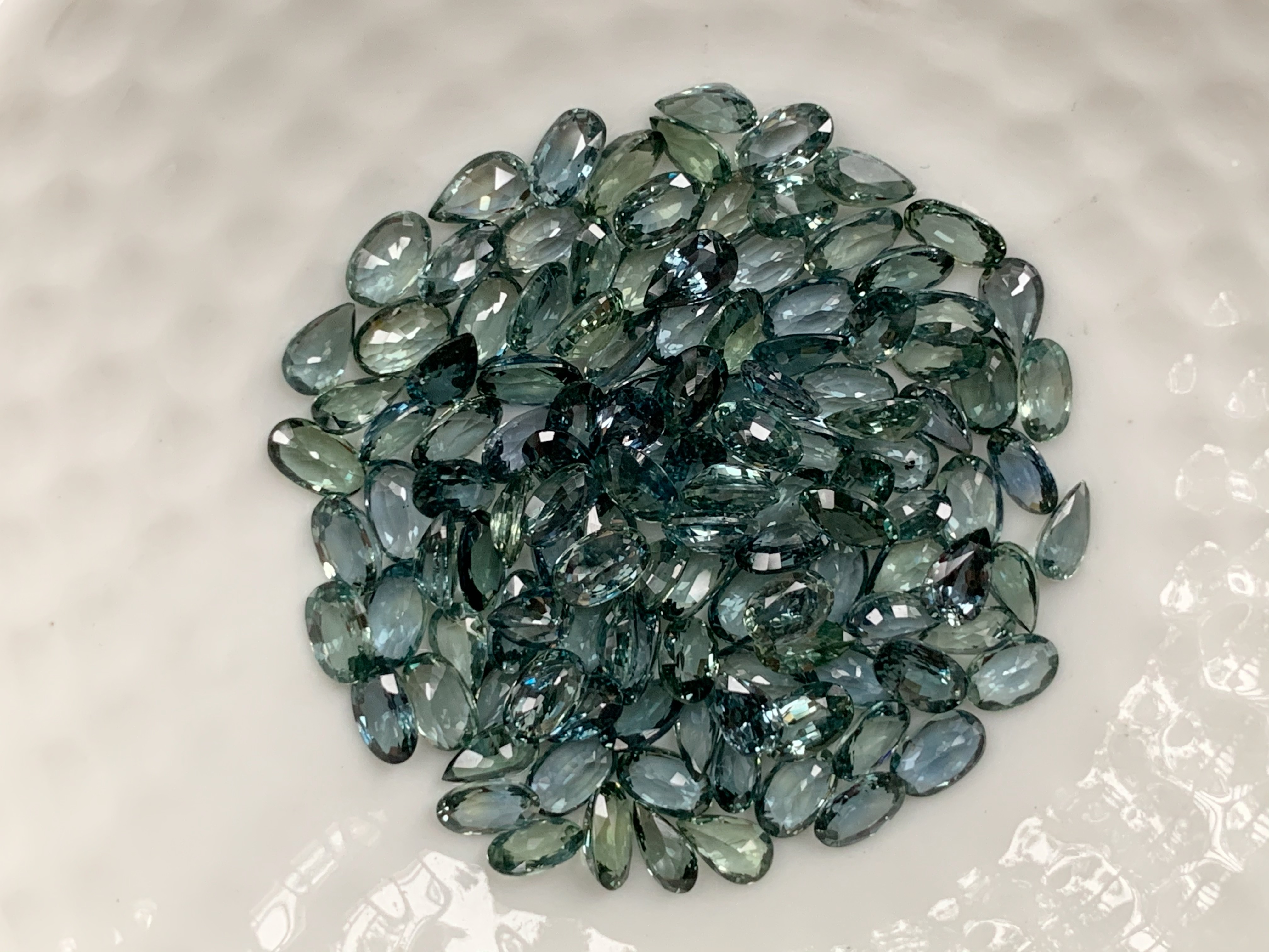 แซฟไฟร์เขียวอมน้ำเงินหยดน้ำ 5x3 mm. 1 กะรัต