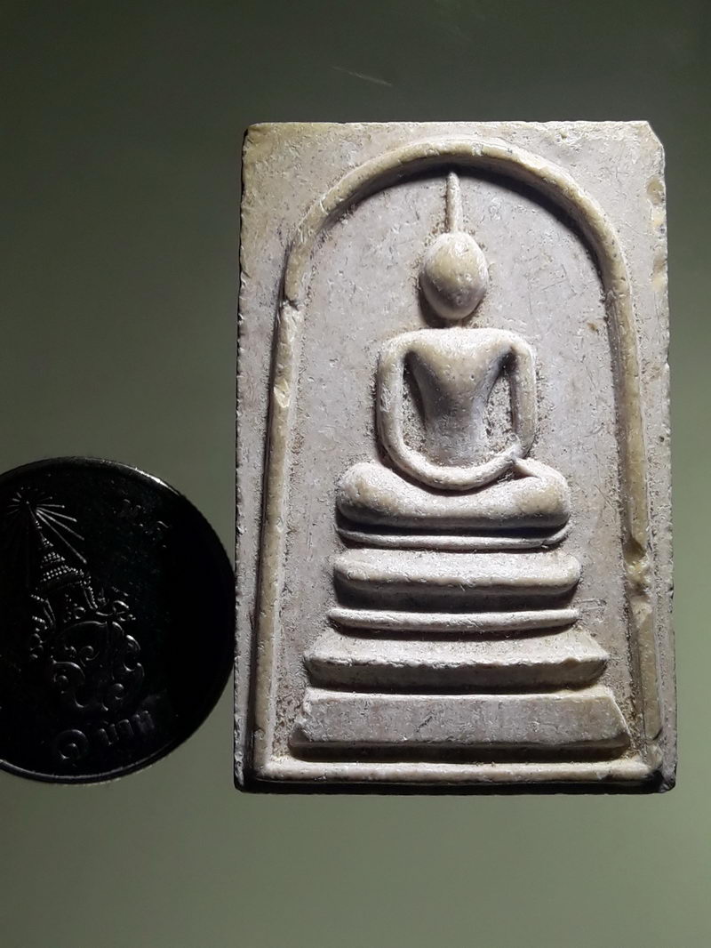 รหัสสินค้า พระเนื้อดิน ผง ว่าน 10501 พระสมเด็จเนื้อผงน้ำมัน หลังรูปเหมือนหลวงพ่อแพ วัดพิกุลทอง จังหวัดสิงห์บุรี ไม่ทราบปีที่สร้าง