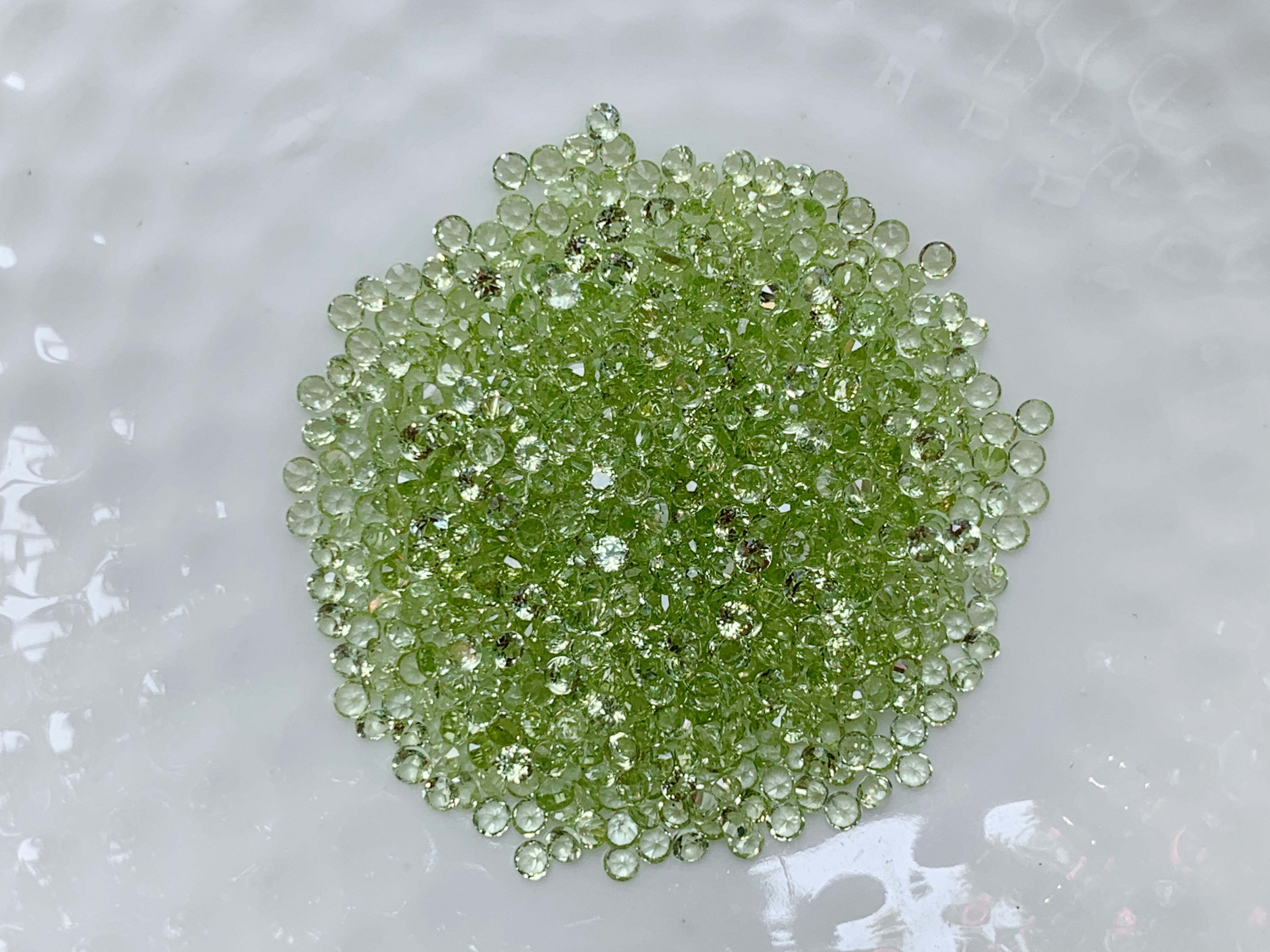 Peridot เพอริดอทกลม 1.8 มม. 5 กะรัต