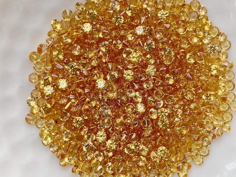 Yellow sapphire บุษราคัม 2.0 มม. 1 กะรัต