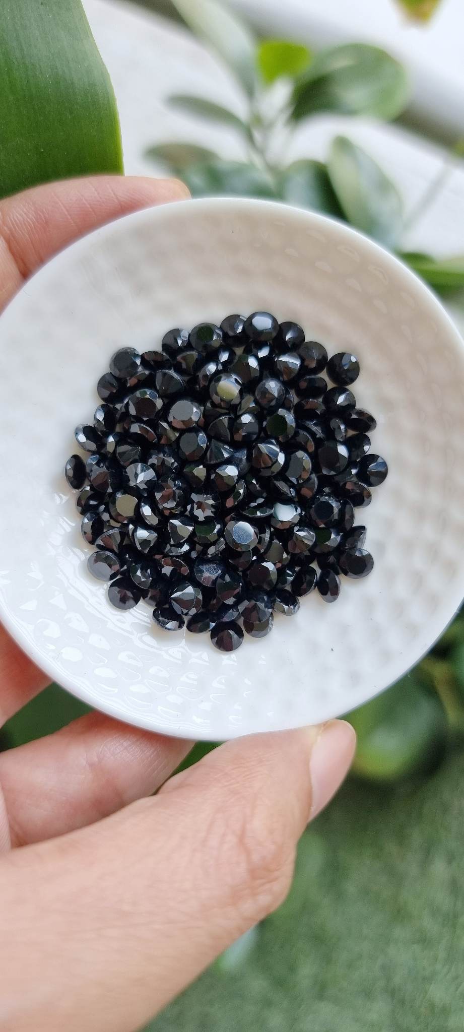 พลอยนิลแท้กลมเจียรเหลี่ยม 5.0 mm. 5 กะรัต