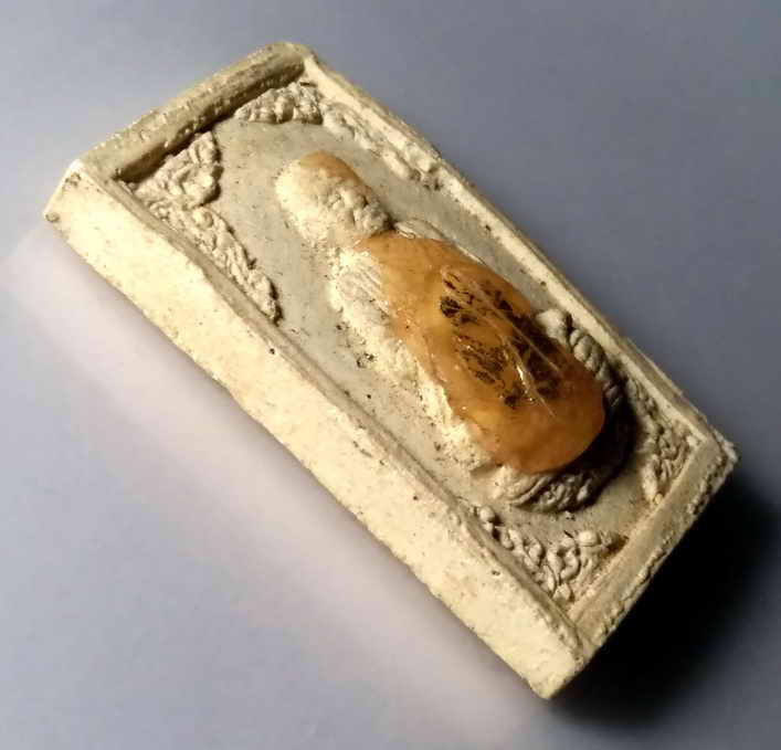 รหัสสินค้า พระไม่ทราบที่ 111 สมเด็จพระพุฒาจารย์โต พรหมรังษี หลังตราสัญลักษณ์พิธีกาญจนาภิเษก ไม่ทราบที่ ด้านหน้าหยดเทียนชัย ปิดทองคำเปลว