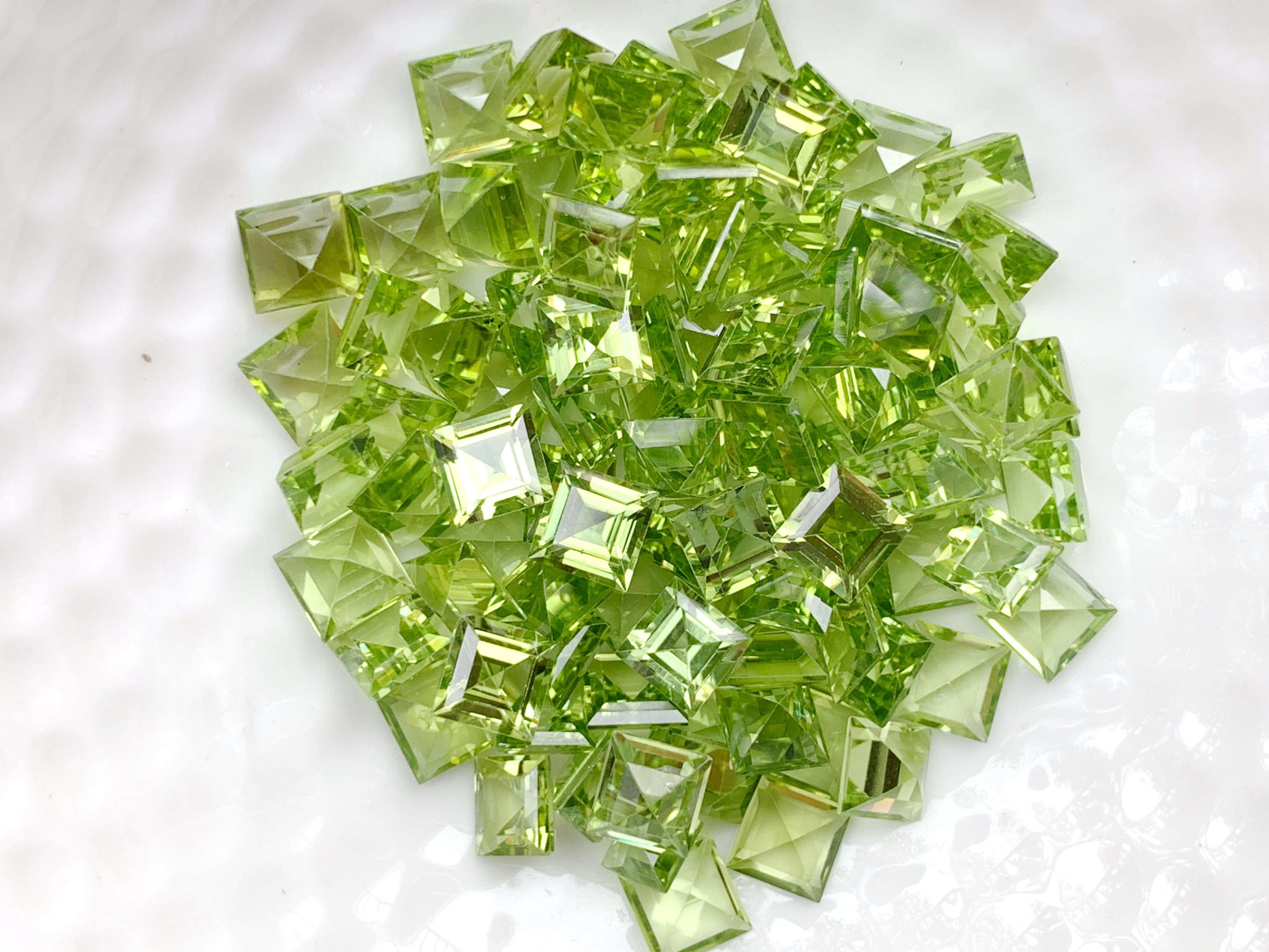 เพอริดอทสี่เหลี่ยม 5 มม. 5 กะรัต