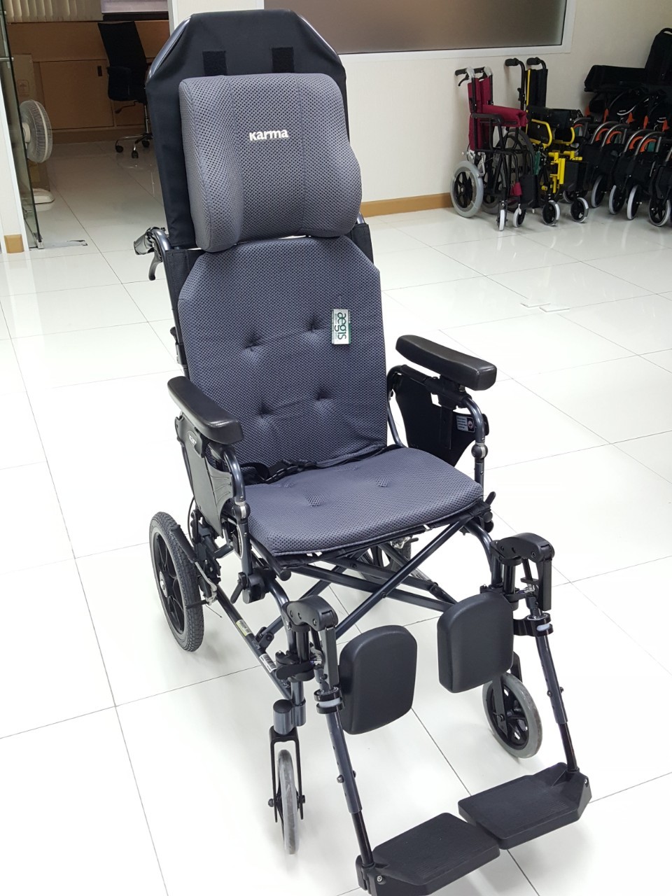 รถเข็นปรับเอนนอนได้ อลูมินัมอัลลอยด์คาร์ม่า รุ่น MVP502 (WheelChair KARMA MVP 502) ปรับเอนนอนได้ 170 องศา ที่วางแขนยกเปิดได้ โครงพักเท้ายืดตรงได้ พับเก็บได้ + แถมฟรี สายคาดลำตัวกันตก ของแท้ รับประกันศูนย์ไทย 5 ปี รุ่น TOP (Best Seller)