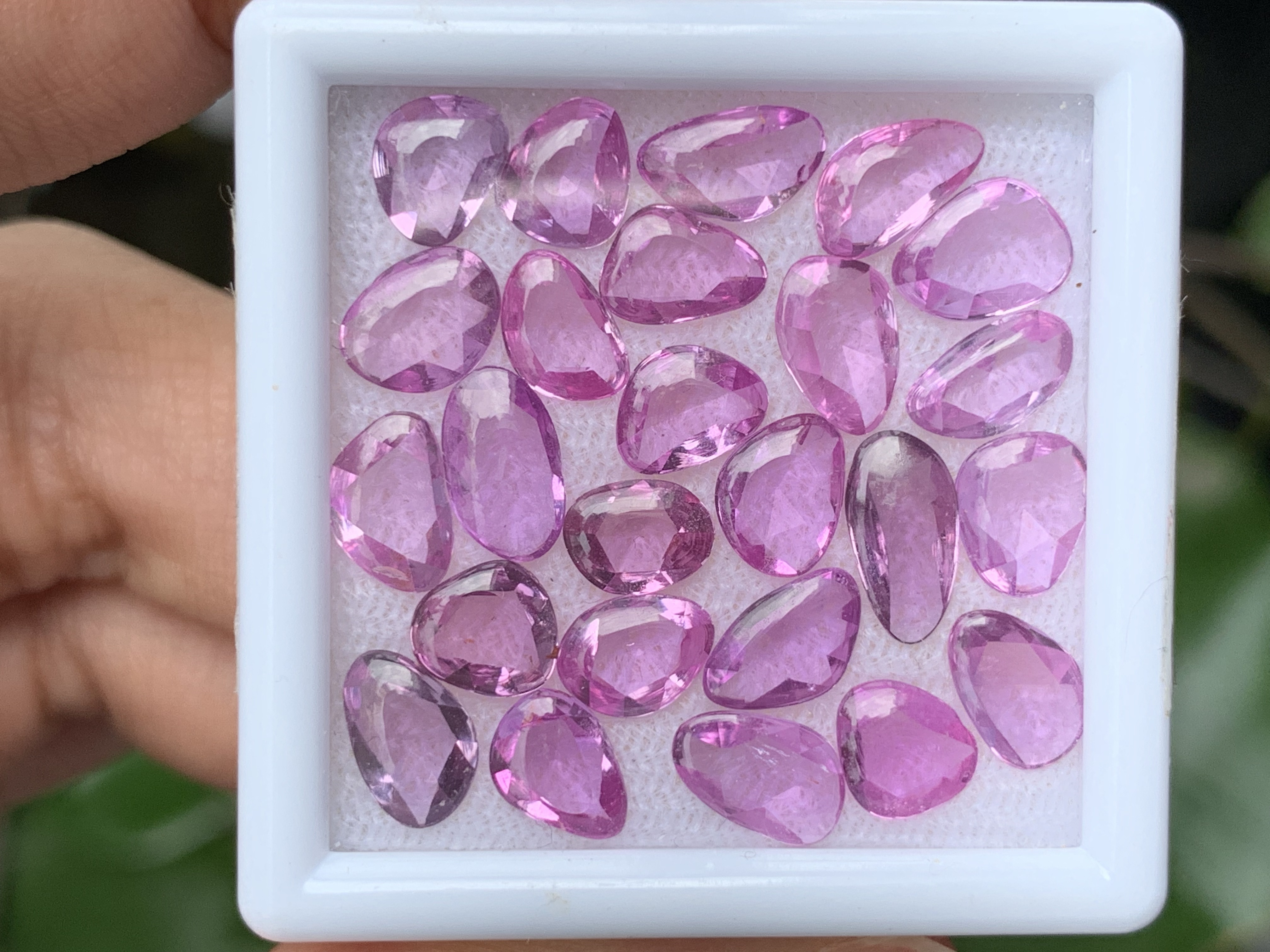 พิ้งค์แซฟไฟร์ rose cut คละทรง 20 กะรัต