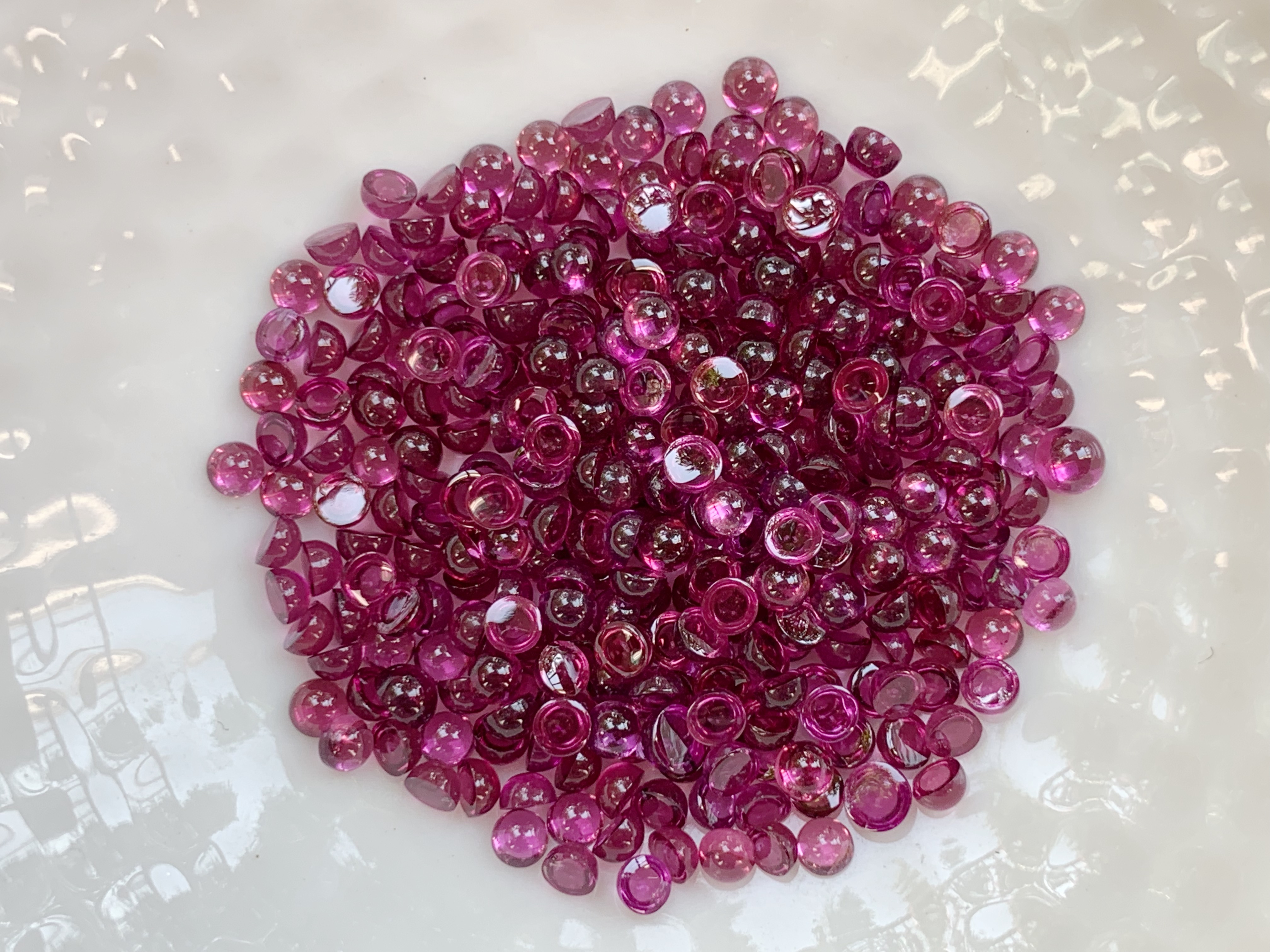 โรโดไลท์กลมหลังเบี้ย 2.5 มม. 5 กะรัต