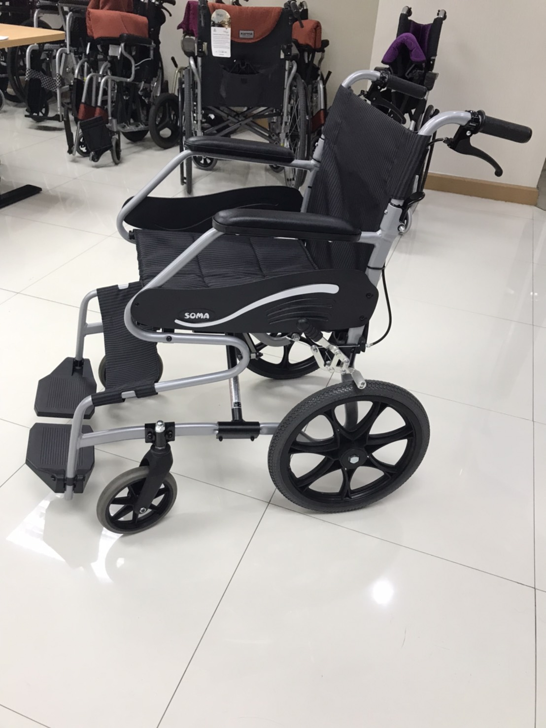 รถเข็นอลูมินัมอัลลอยด์โซม่า รุ่น SOMA 150.3 F16 (WheelChair SOMA 150.3 F16) ล้อหลังเล็ก เหมาะแก่การเดินทาง น้ำหนักเบา แข็งแรงทนทาน ของแท้ รับประกันศูนย์ไทย 1 ปี