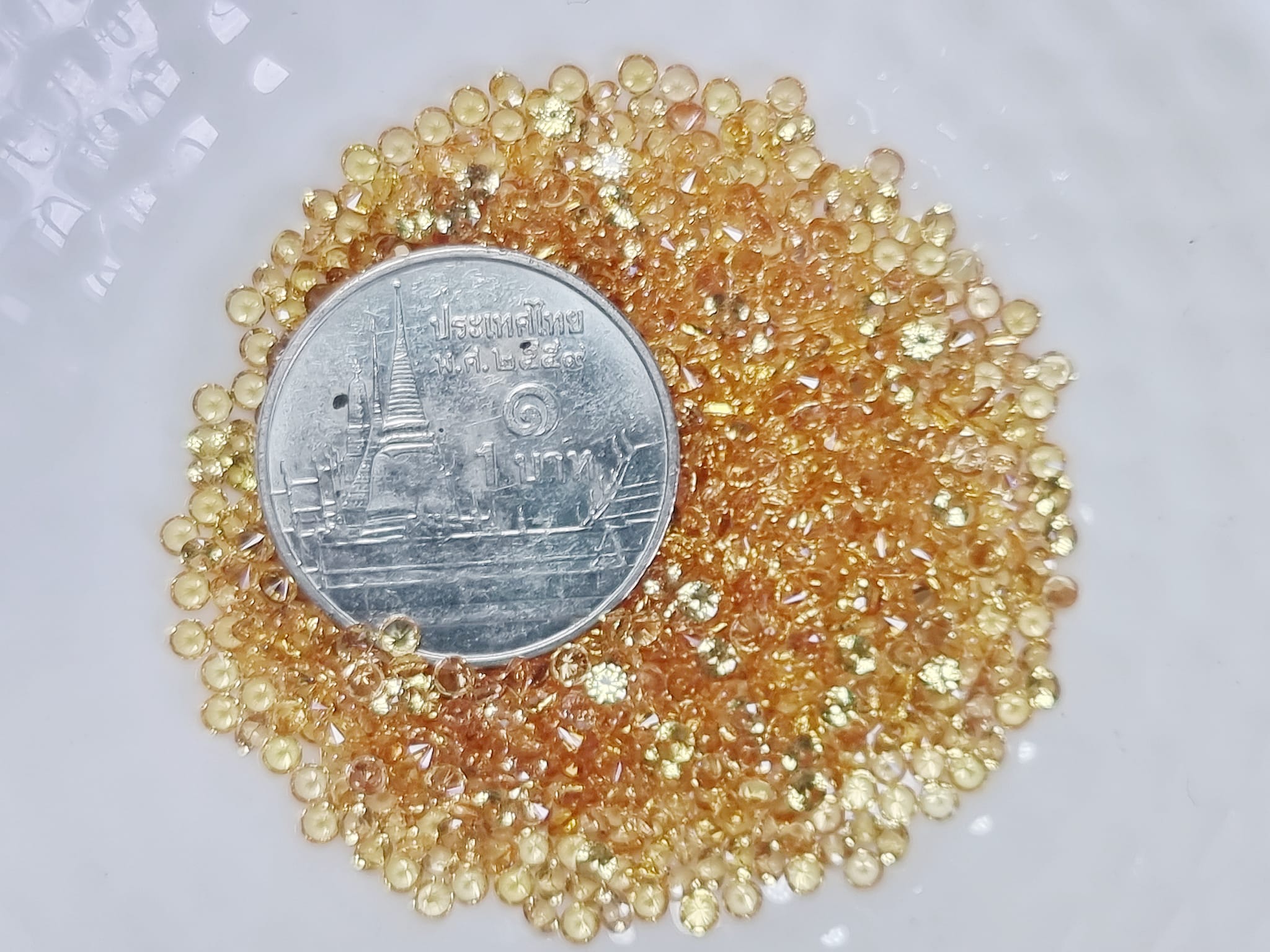 พลอยบุษราคัมกลมเจียรเหลี่ยม 1.9 มม. 1 กะรัต