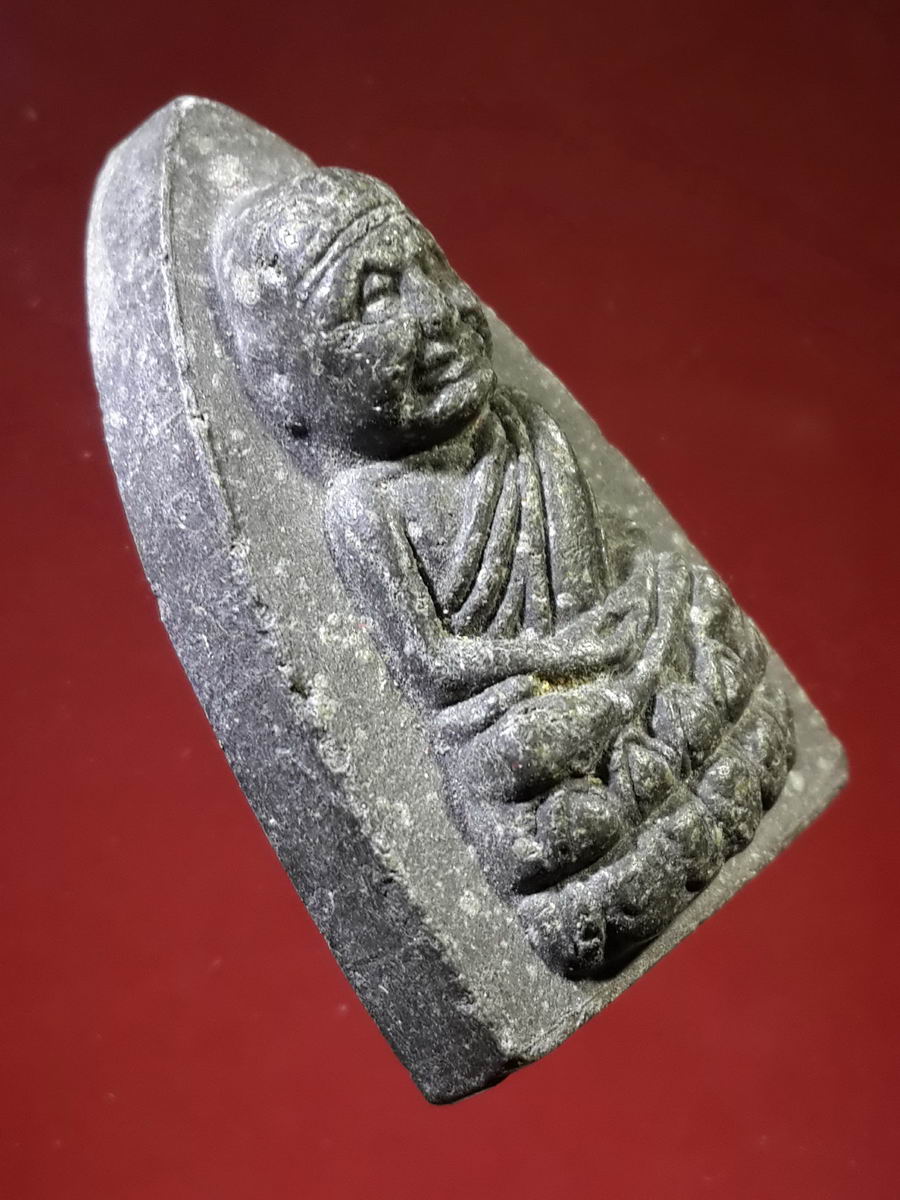 รหัสสินค้า หลวงปู่ทวด วัดต่างๆ 141 หลวงปู่ทวด วัดช้างให้ จ.ปัตตานี ไม่ทราบปีที่สร้าง เนื้อผงใบลานผสมว่าน พิมพ์ตัวหนังสือจม