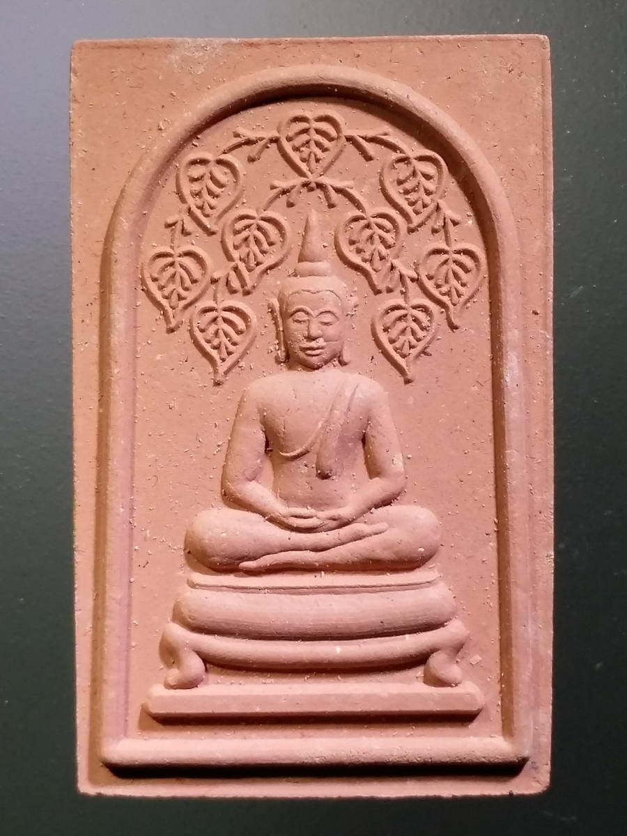 รหัสสินค้า พระมีกล่อง 427 พระสมเด็จปรกโพธิ์ 9 ใบหลังยันต์แม่ทัพใหญ่ รุ่นแรก องค์ครูเนื้อทองนพเก้า ผสมผงเก่า หลวงปู่กวย ชุตินธโร หลวงพ่อวิชัย โกวิโท วัดหัวเด่น อำเภอสรรคบุรี จังหวัดชัยนาท จัดสร้าง พระรายการนี้ให้เช่าบูชาเเล้ว