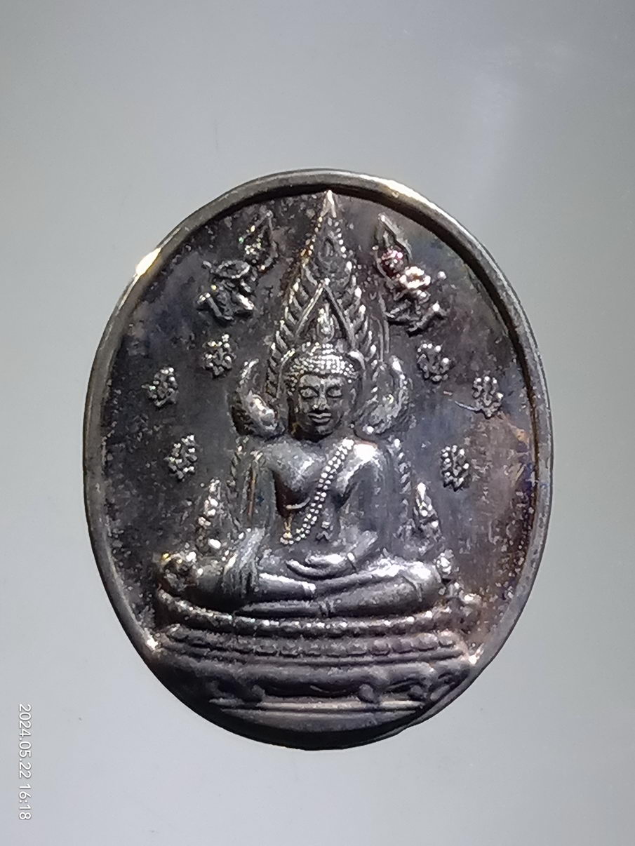 รหัสสินค้า พระมีกล่อง 3944 เหรียญกะไหล่นิกเกิล หลวงพ่อโชคดี กองบิน 46 หลังพระพุทธชินราช พุทธาภิเษก ณ.พระวิหารพระพุทธชินราช จัดสร้างปี 2547