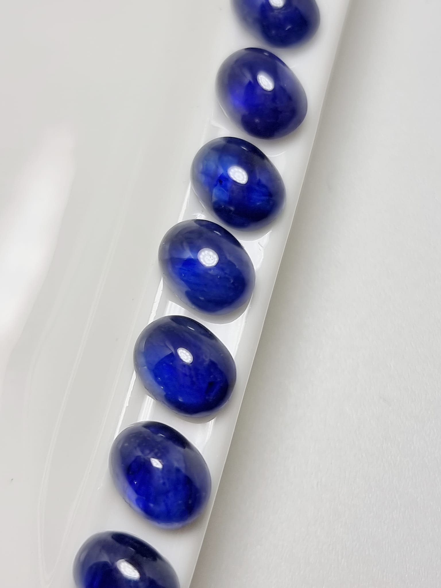 ไพลินเผาใหม่ หลังเบี้ย 8x6 mm. 20 กะรัต ชุดละ 4,400 บาท