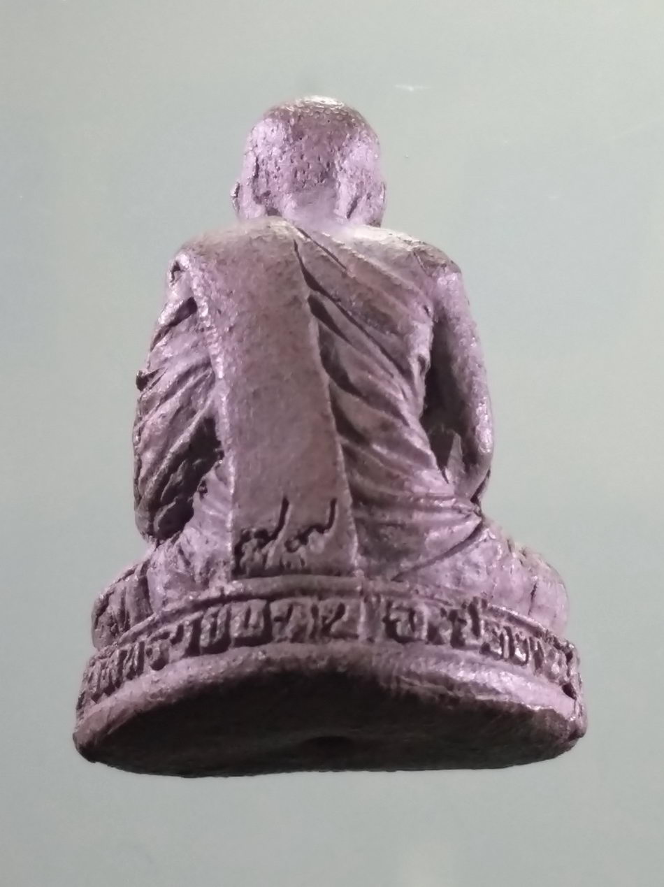 รหัสสินค้า พระเนื้อดิน เนื้อผง เนื้อว่าน 164 รูปหล่อลอยองค์ ผสมผงเก่าหลวงปู่ทวด พระอาจารย์นอง วัดทรายขาว จังหวัดปัตตานี ใต้ฐานมีรู สำหรับงัดออกจากแม่พิมพ์ กดโค้ดด้านหลัง ขนาดเทียบกับเหรียญบาท หายากสร้างน้อย ไม่ค่อยพบเจอ