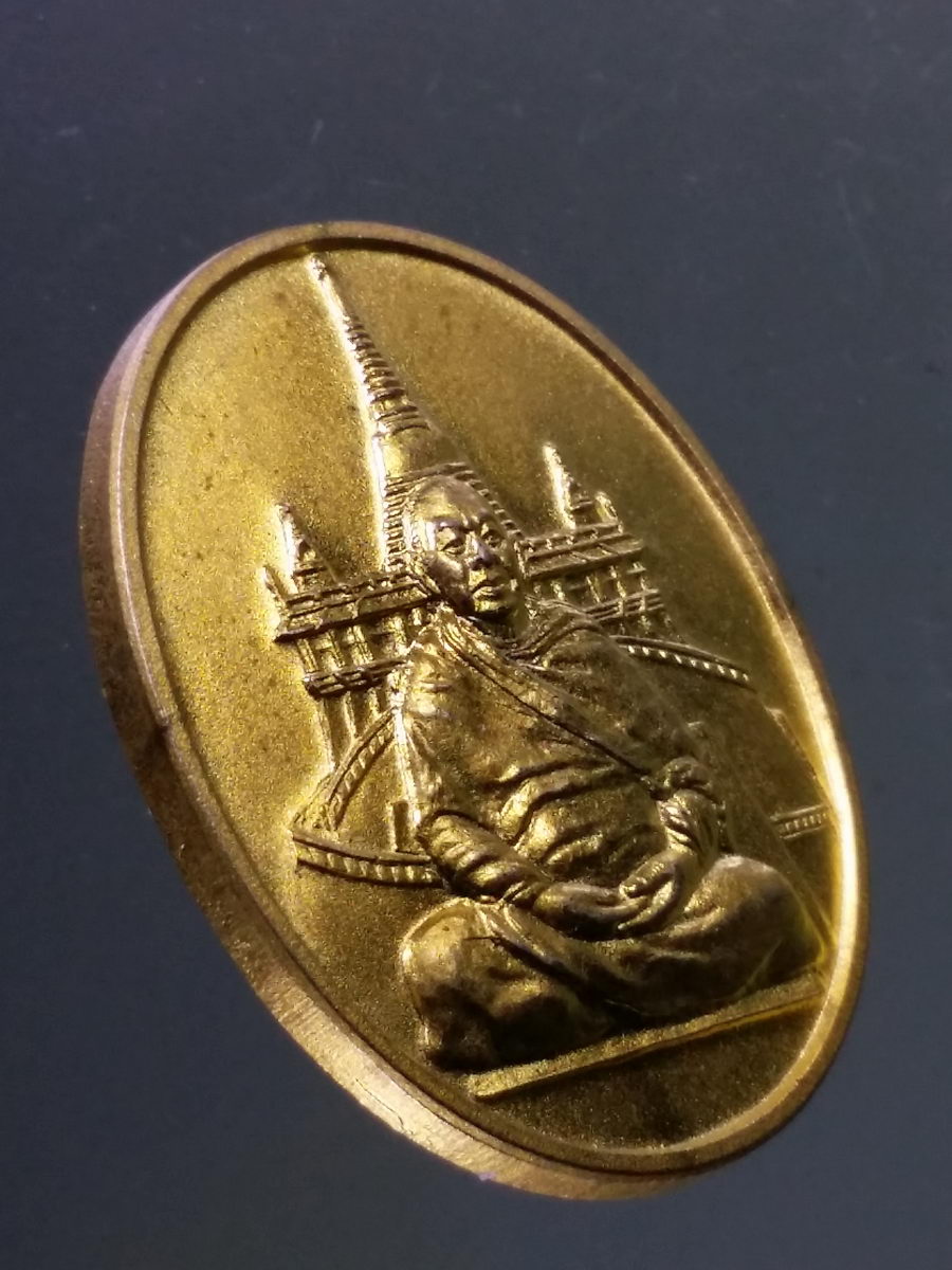 Antig Pim 192 เหรียญกะไหล่ทองพ่นทราย สมเด็จพระพุฒาจารย์ เกี่ยว อุปเสโณ หลังพระบรมสารีริกธาตุ พระบรมบรรพต ภูเขาทอง กรุงเทพฯ สร้างปี 2542