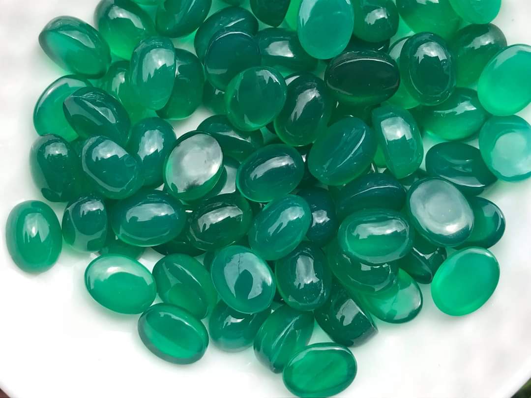 โมราไข่หลังเบี้ย 8x6mm. 10 กะรัต