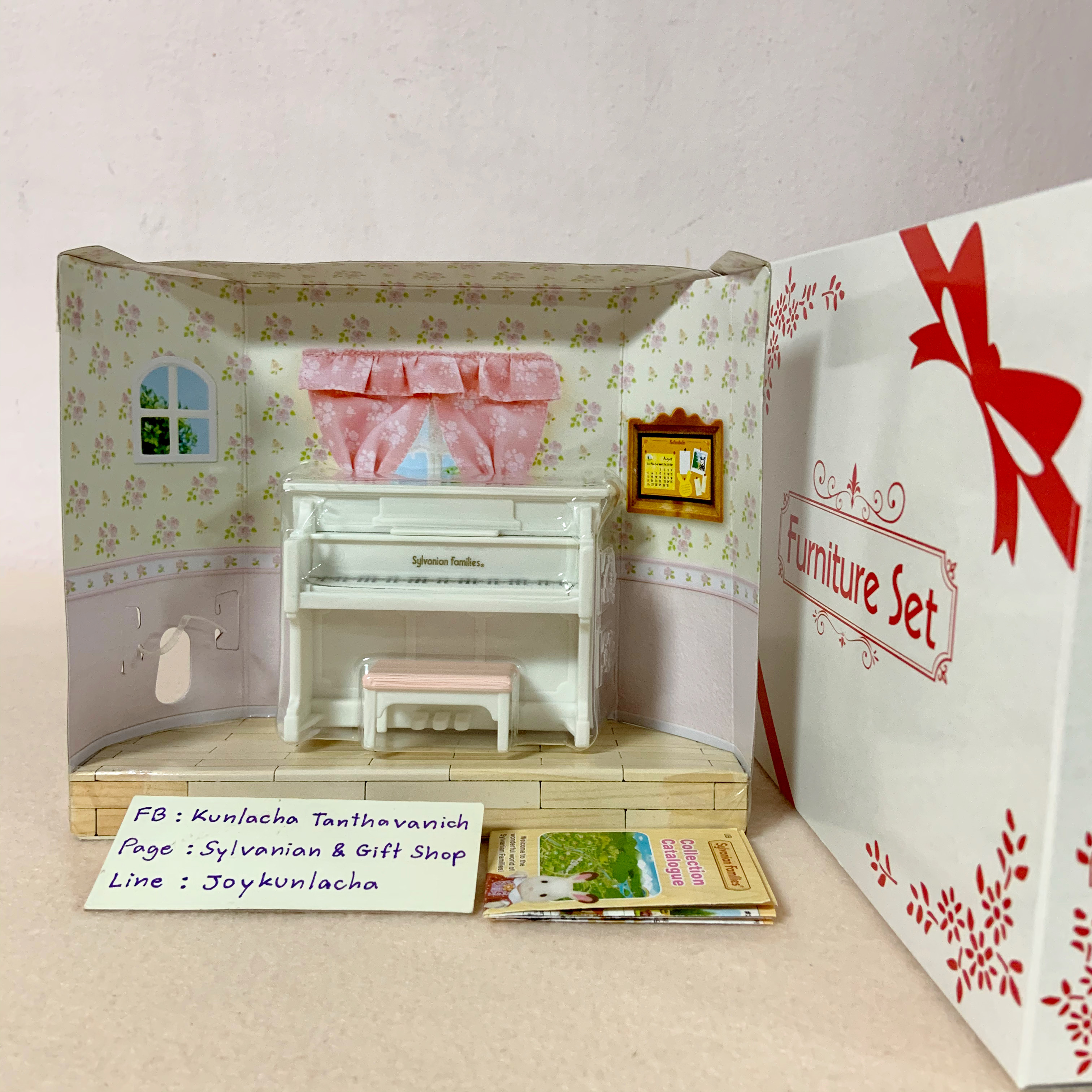 เปียโนสีขาวและเก้าอี้สีชมพูหวาน ซิลวาเนียนแท้ Piano Set : Sylvanian Families