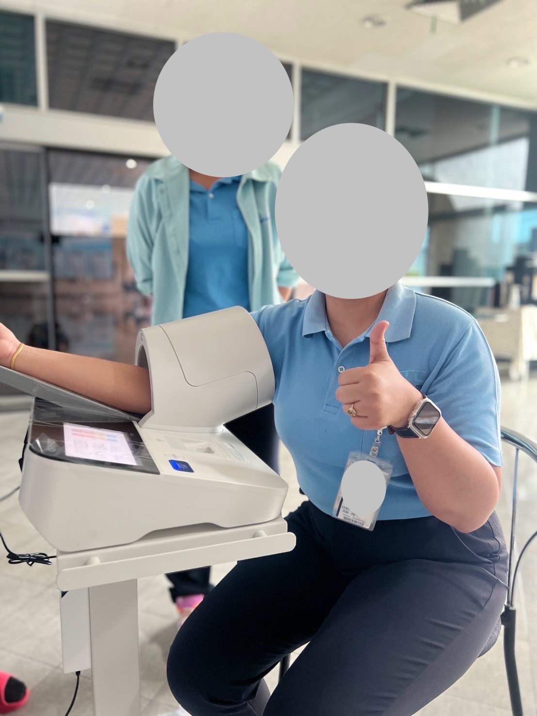 เครื่องวัดความดันโลหิตอัตโนมัติแบบสอดแขน ชนิดจอภาพสี OMRON รุ่น HBP-9031 + พร้อมรถเข็นขาตั้งครบชุด + แถมฟรีกระดาษบันทึกผล รับประกัน 1 ปี