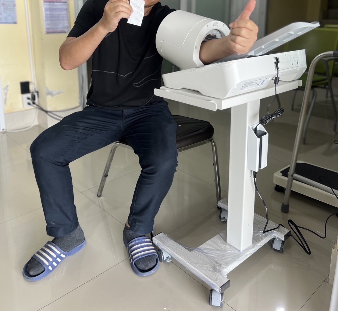 เครื่องวัดความดันโลหิตอัตโนมัติชนิดสอดแขน OMRON HBP-9030 + พร้อมรถเข็นขาตั้งครบชุด + แถมฟรีกระดาษบันทึกผล รับประกัน 1 ปี