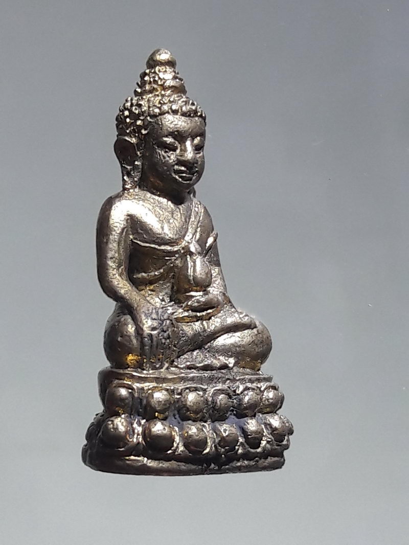 รหัสสินค้า พระมีกล่อง 304 พระกริ่งชัยชนะ หลวงพ่อเอิบ วัดซุ้มกระต่าย อำเภอสรรพยา จังหวัดชัยนาท ขนาดเทียบกับเหรียญบาท พระสวยกล่องเดิม