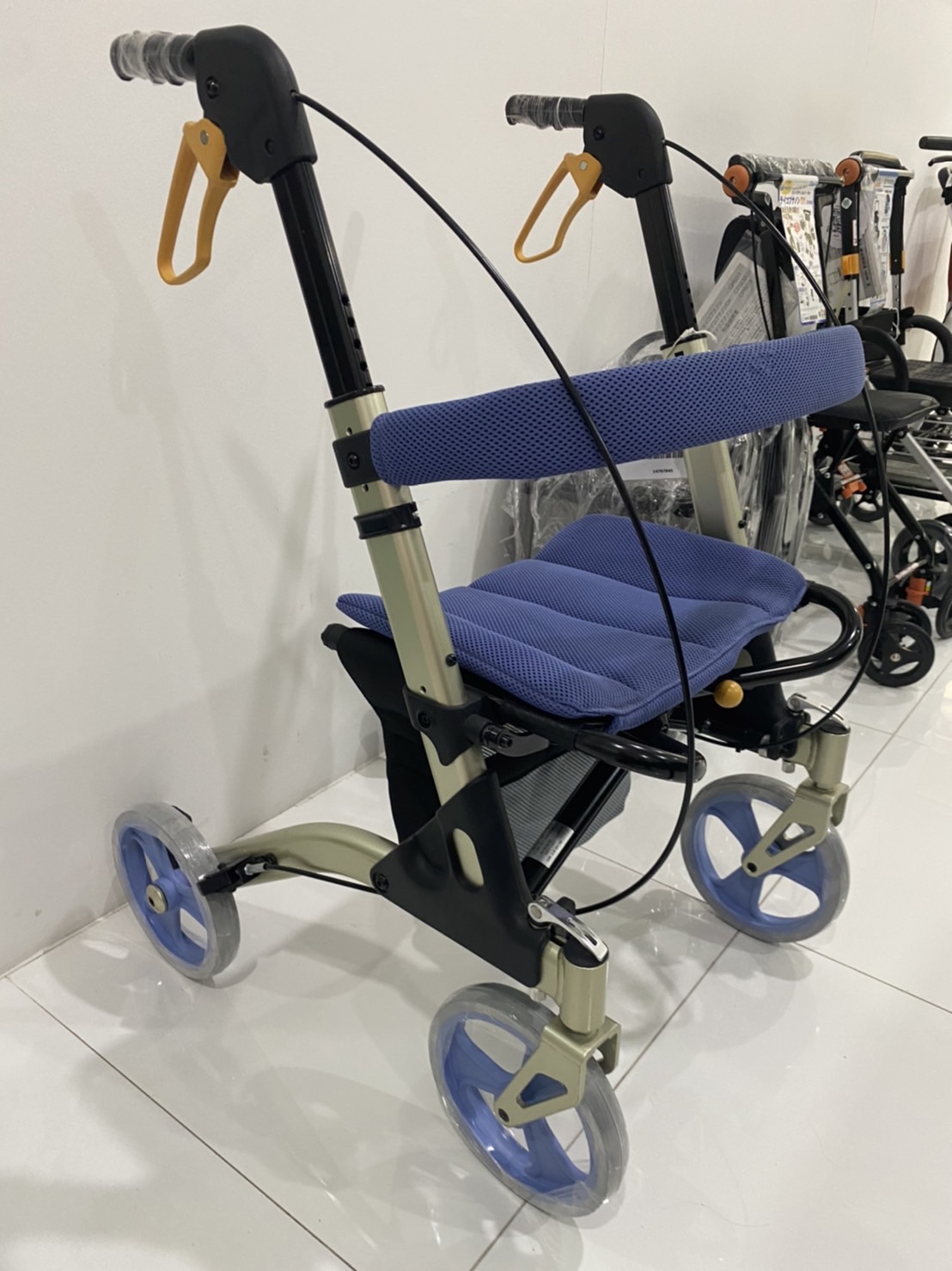 รถเข็นช่วยพยุงเดิน แบรนด์จากประเทศญี่ปุ่น ( 歩行器 ) Matsunaga รุ่น MV100 น้ำหนักเบา พกพาสะดวก นั่งสบาย พับเก็บได้ (Best Seller)