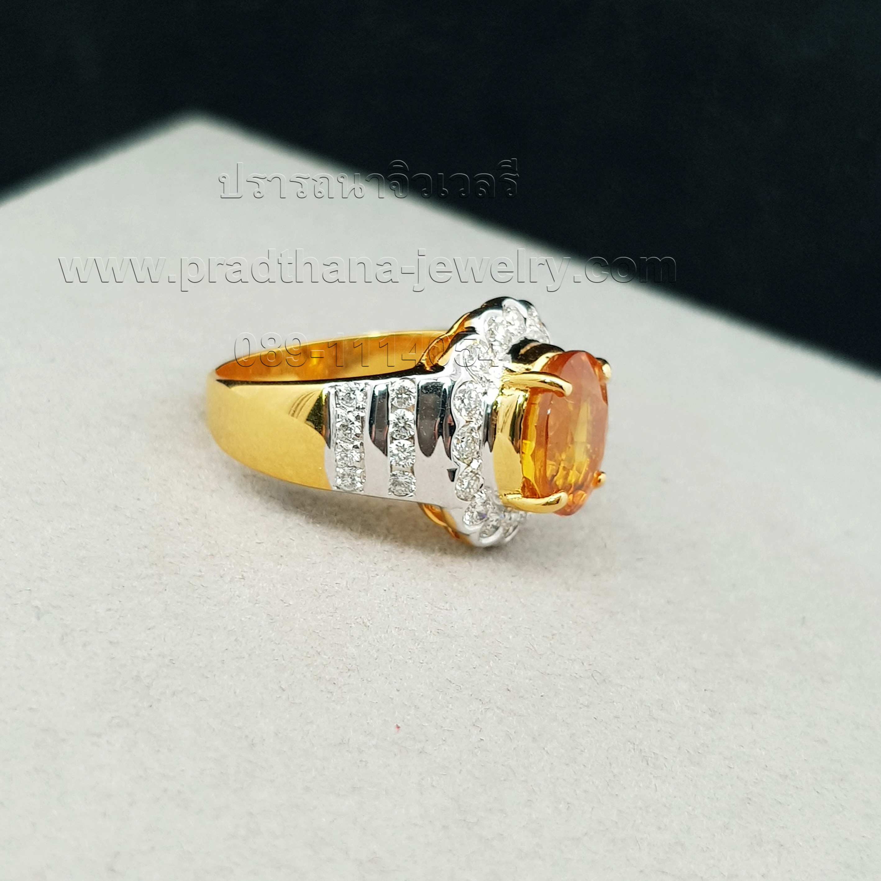 แหวนบุษราคัมประดับเพชร