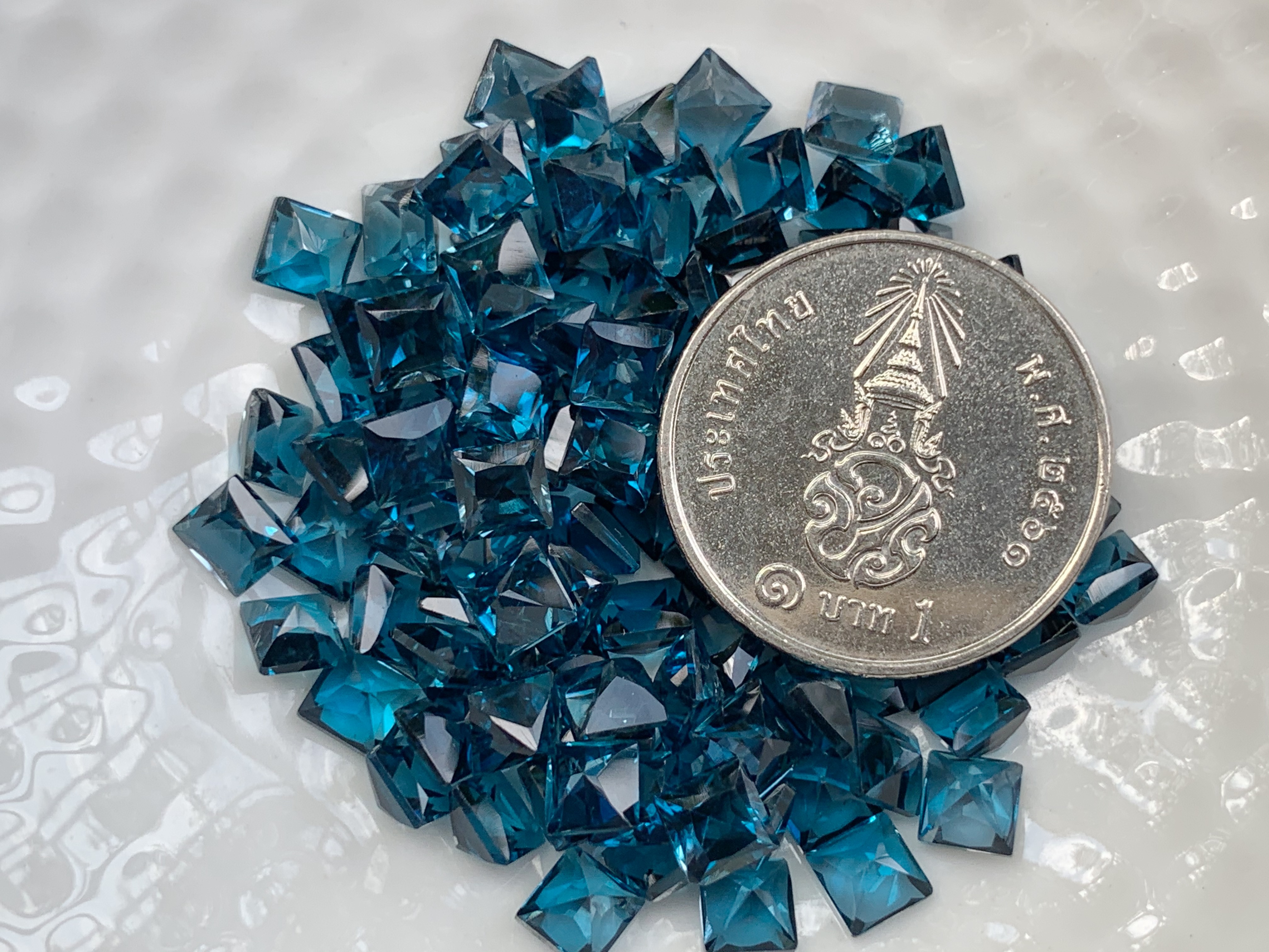 ลอนดอนบลูโทปาสสี่เหลี่ยม 4X4 mm. 5 กะรัต