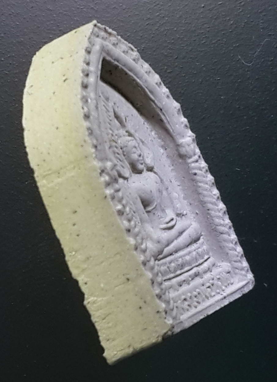 รหัสสินค้า พระมีกล่อง 268 พระผง รุ่นเมตตา หลวงพ่อช่อแฮ วัดพระธาตุช่อแฮ อำเภอเมือง จังหวัดแพร่ สร้างปี 2534