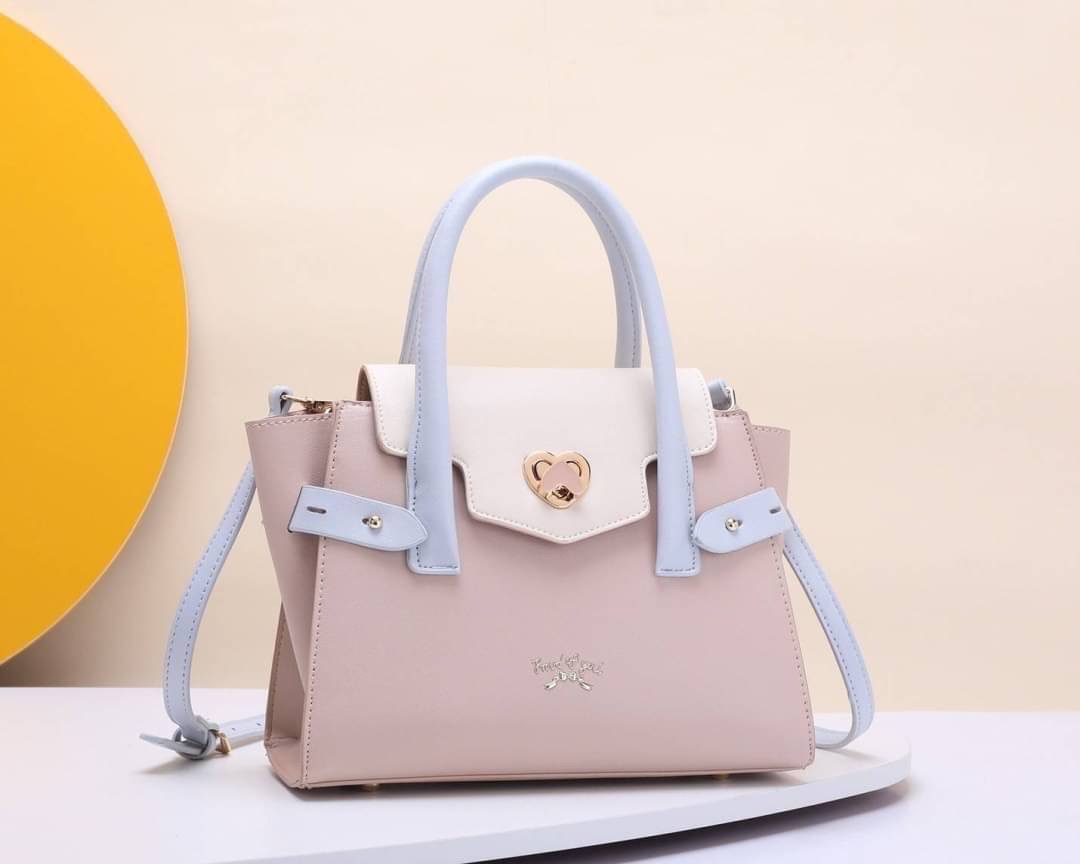 กระเป๋าสะพายหญิง สีหวาน น่าใช้