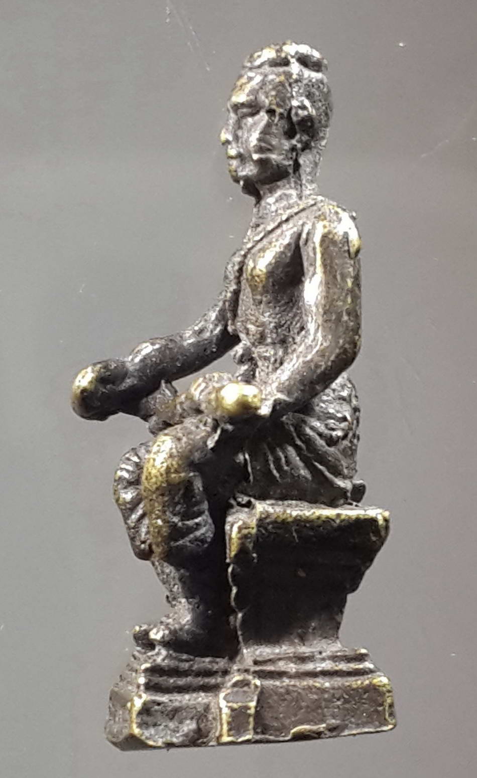 รหัสสินค้า พระกริ่ง พระหล่อ 247 รูปหล่อสมเด็จพระนเรศวรมหาราช ด้านหลังเขียนว่า สุพรรณบุรี ไม่ทราบวัดที่สร้าง