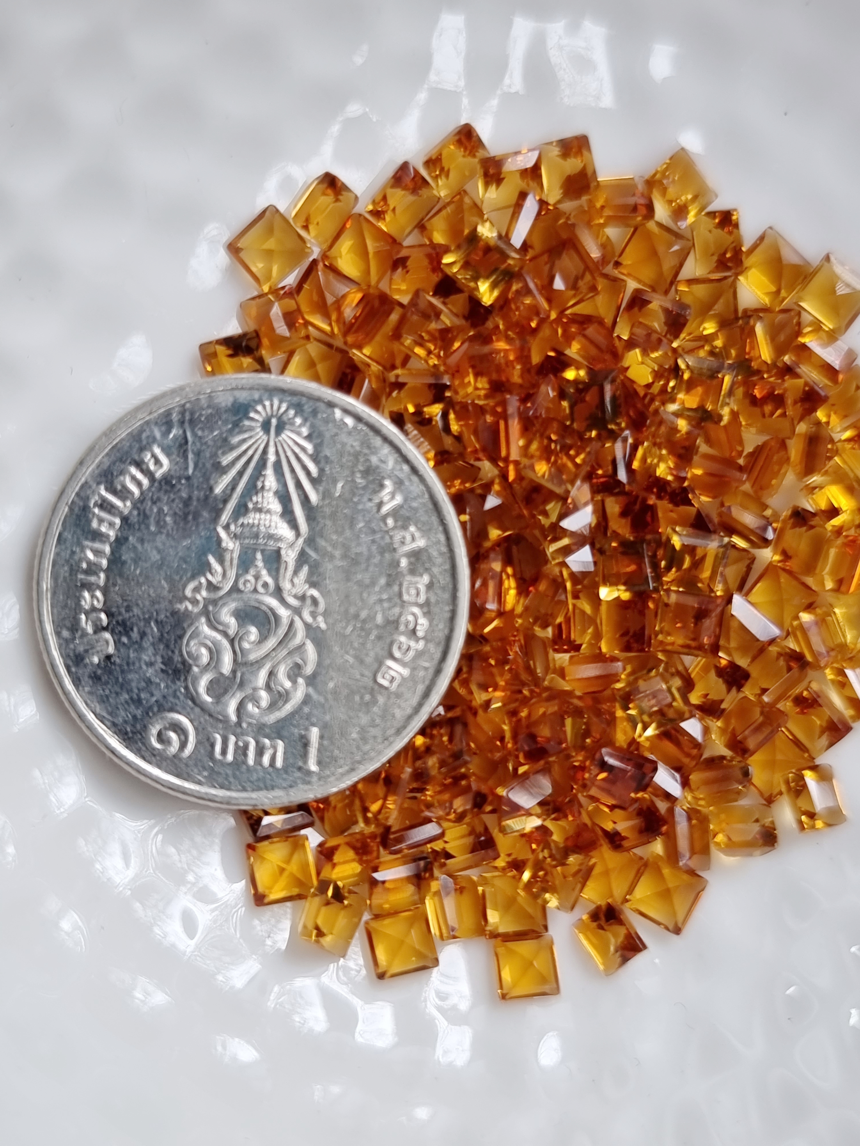 ซิทรินสี่เหลี่ยมเข้ม 3x3 mm. 5 กะรัต