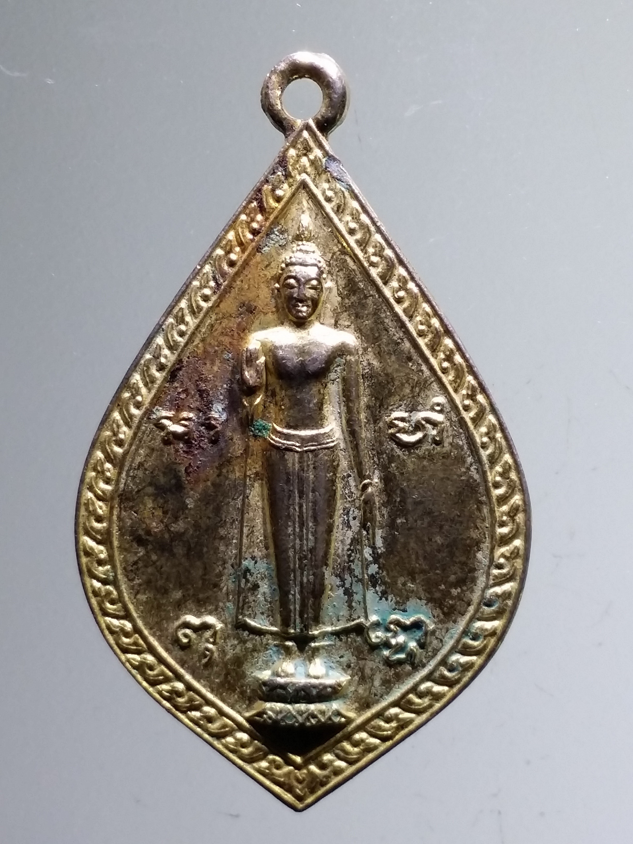 รหัสสินค้า เหรียญพระพุทธ 3998 เหรียญพระร่วงโรจนฤทธิ์ วัดพระปฐมเจดีย์ จังหวัดนครปฐม รุ่นเริ่มบูรณะ ปี 2518 เหรียญนี้จัดว่าสวยครับและปีลึก ผมไม่ได้ทำความสะอาดนะครับปล่อยไว้เดิมๆ