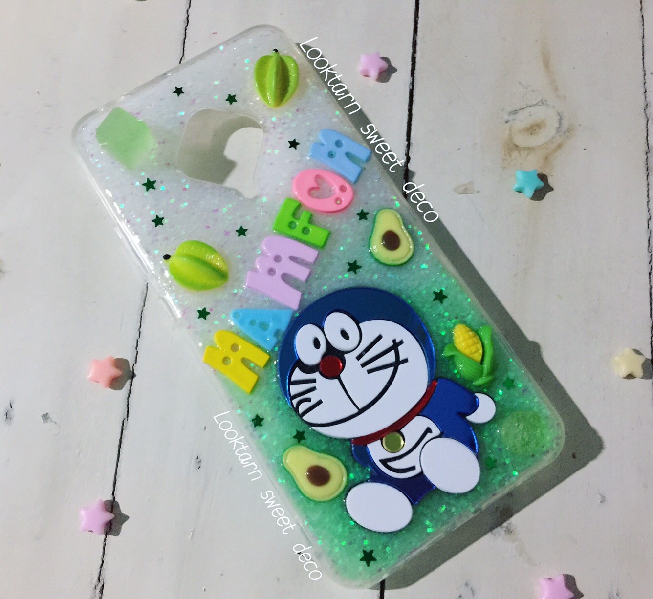 เคสกากเพชรสีขาว เขียว อะคริลิคโดเรม่อน อักษรคละสี