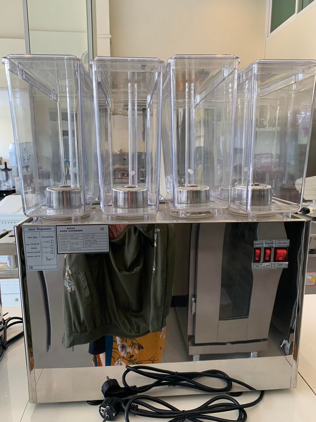 เครื่องกดน้ำผลไม้ 4 โถ โถละ 9 ลิตร Si-JD9-4