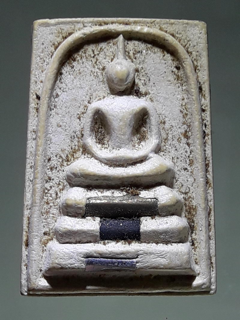 รหัสสินค้า พระเนื้อดิน ผง ว่าน 10330 พระสมเด็จเนื้อผงฝังตะกรุดสามกษัตริย์ หลวงพ่อคูณ วัดบ้านไร่ อำเภอด่านขุนทด จังหวัดนครราชสีมา สร้างปี 2536
