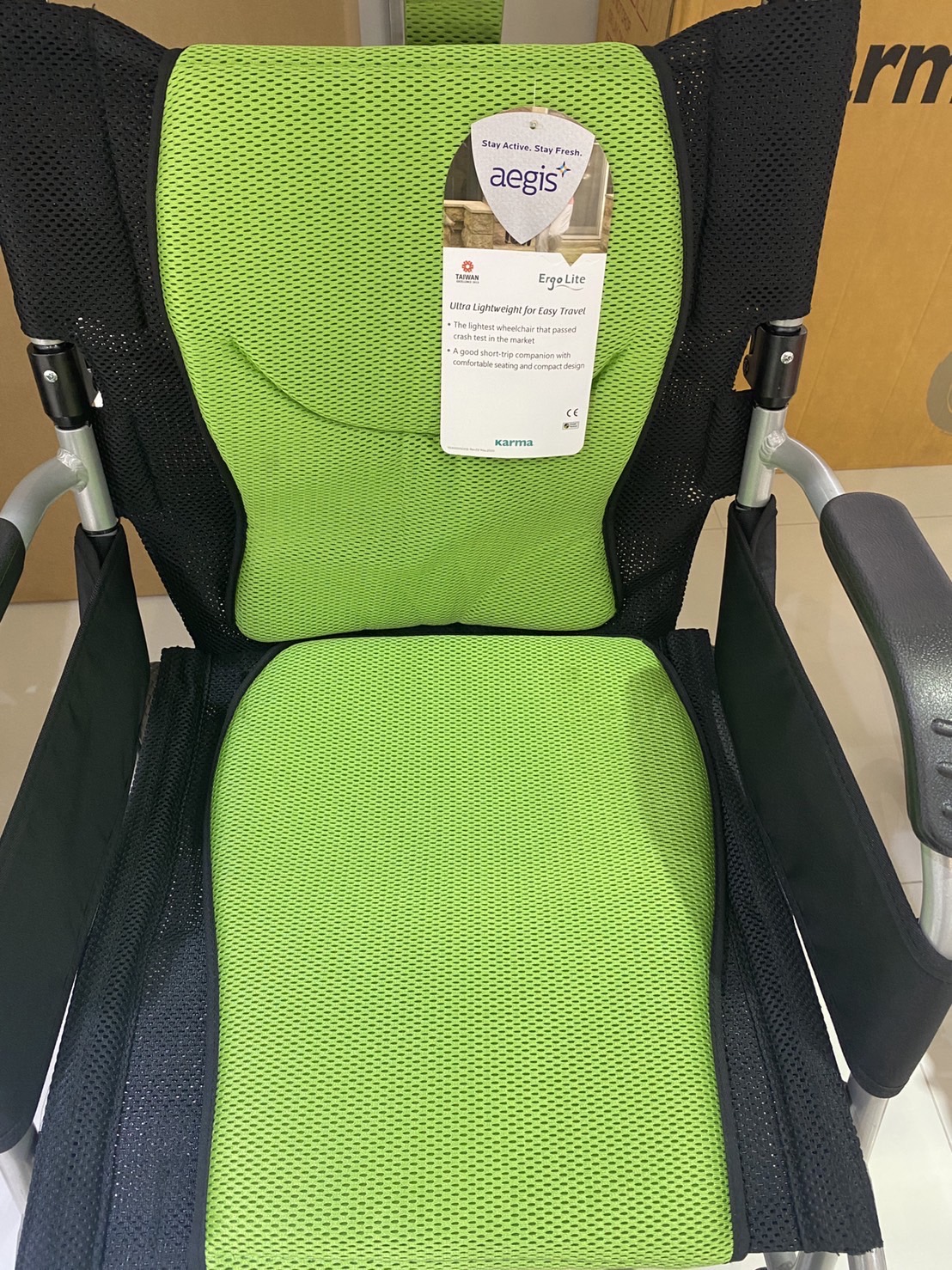 รถเข็นวีลแชร์น้ำหนักเบา พับได้ อลูมินัมอัลลอยด์คาร์ม่า รุ่น Ergo Lite (WheelChair KARMA Ergo Lite) น้ำหนักเบาเพียง 8.5 กก. เบากว่าทุกรุ่นของคาร์ม่า เหมาะสำหรับเดินทาง ของแท้ รับประกันศูนย์ไทย 5 ปี (รุ่นยอดนิยม)