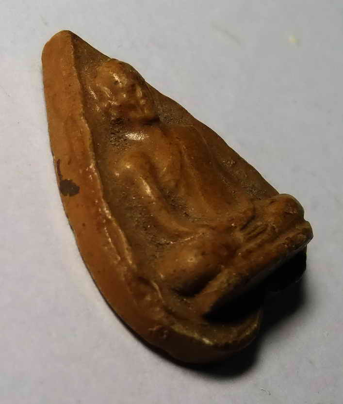 รหัสสินค้า พระเนื้อดิน เนื้อผง เนื้อว่าน 180 พระเนื้อดินเผาใบโพธิ์พุทโธรฤก หลวงพ่อขอม วัดไผ่โรงวัว จังหวัดสุพรรณบุรี สร้างปี 2511