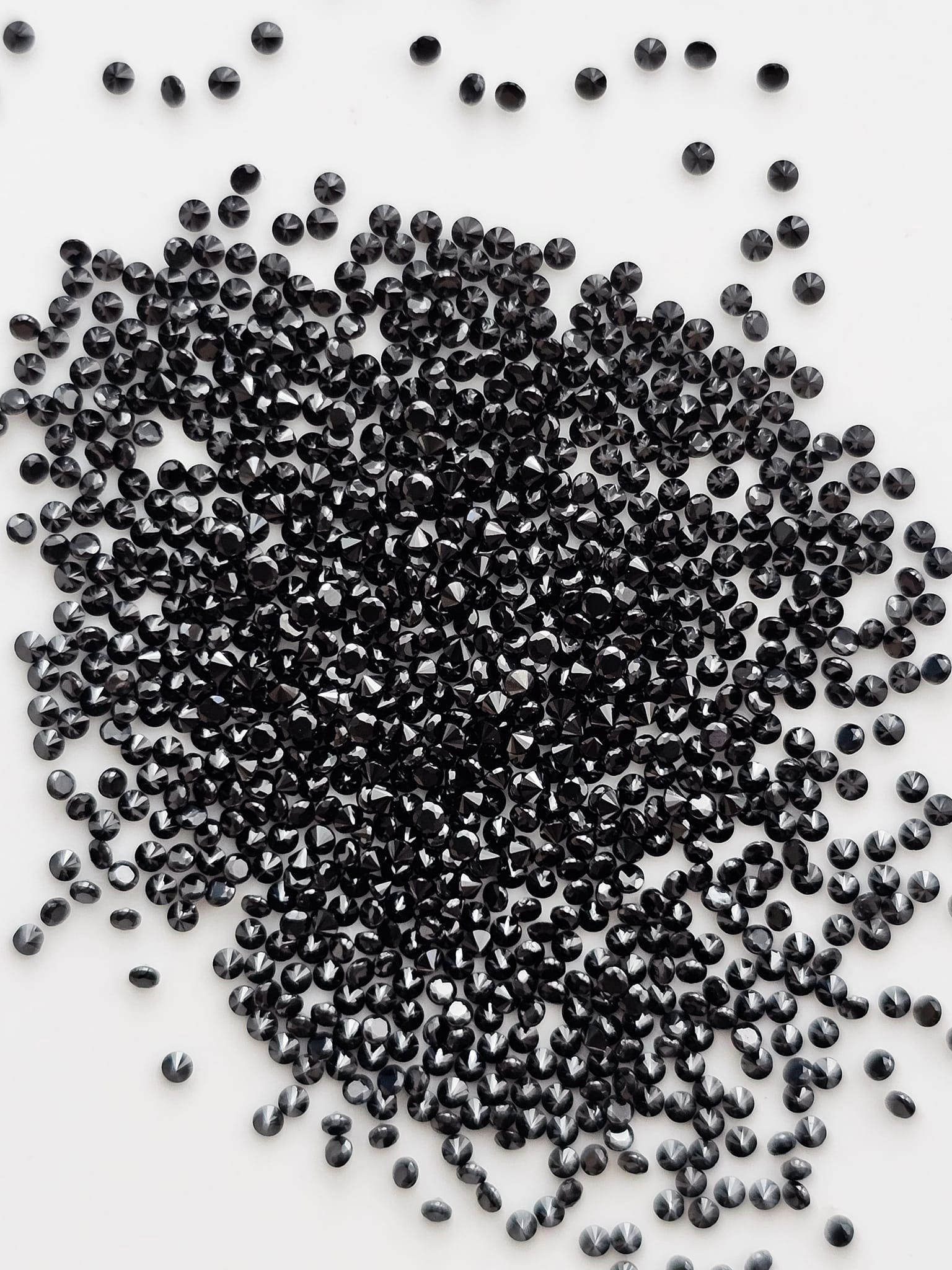 พลอยนิลกลมเจียรเหลี่ยม 1.2mm. 5 กะรัต