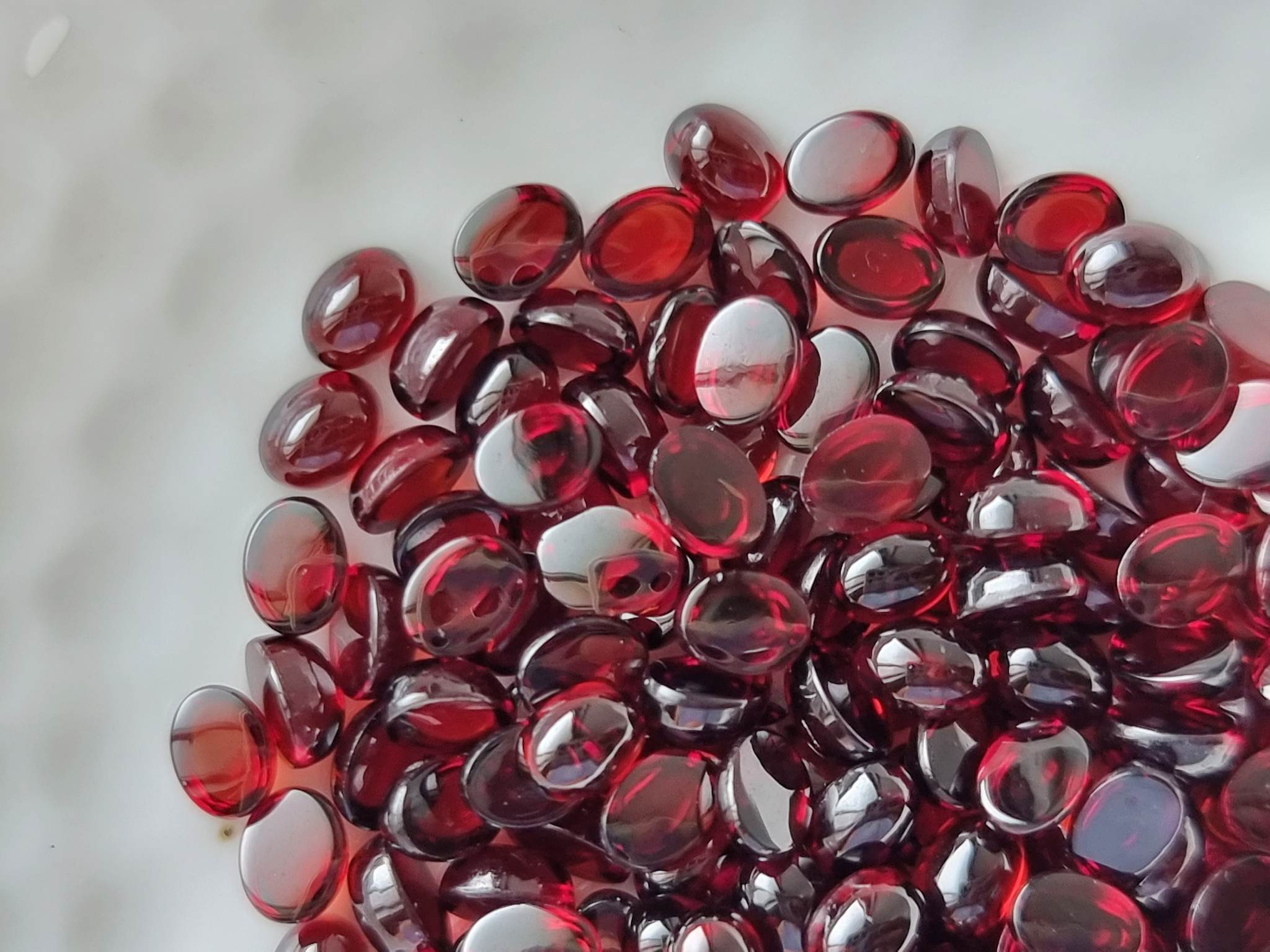 โกเมนไข่หลังเบี้ย 4x3 มม. 5 กะรัต