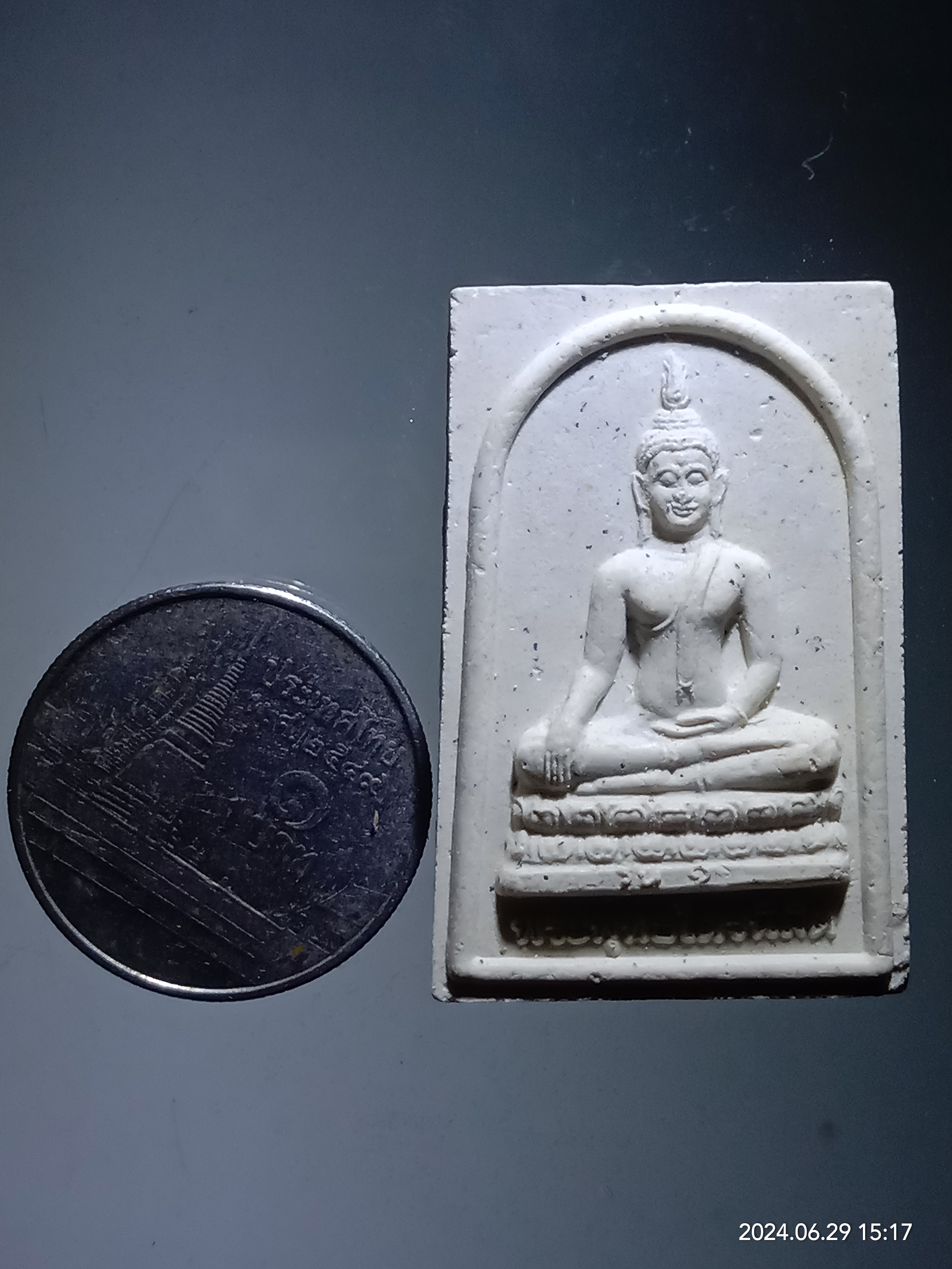 รหัสสินค้า พระเนื้อดิน เนื้อผง เนื้อว่าน 365 พระพุทธไตรนิมิตร วัดท่าปุย อำเภอสามเงา จังหวัดตาก หลังรอยพระพุทธบาท